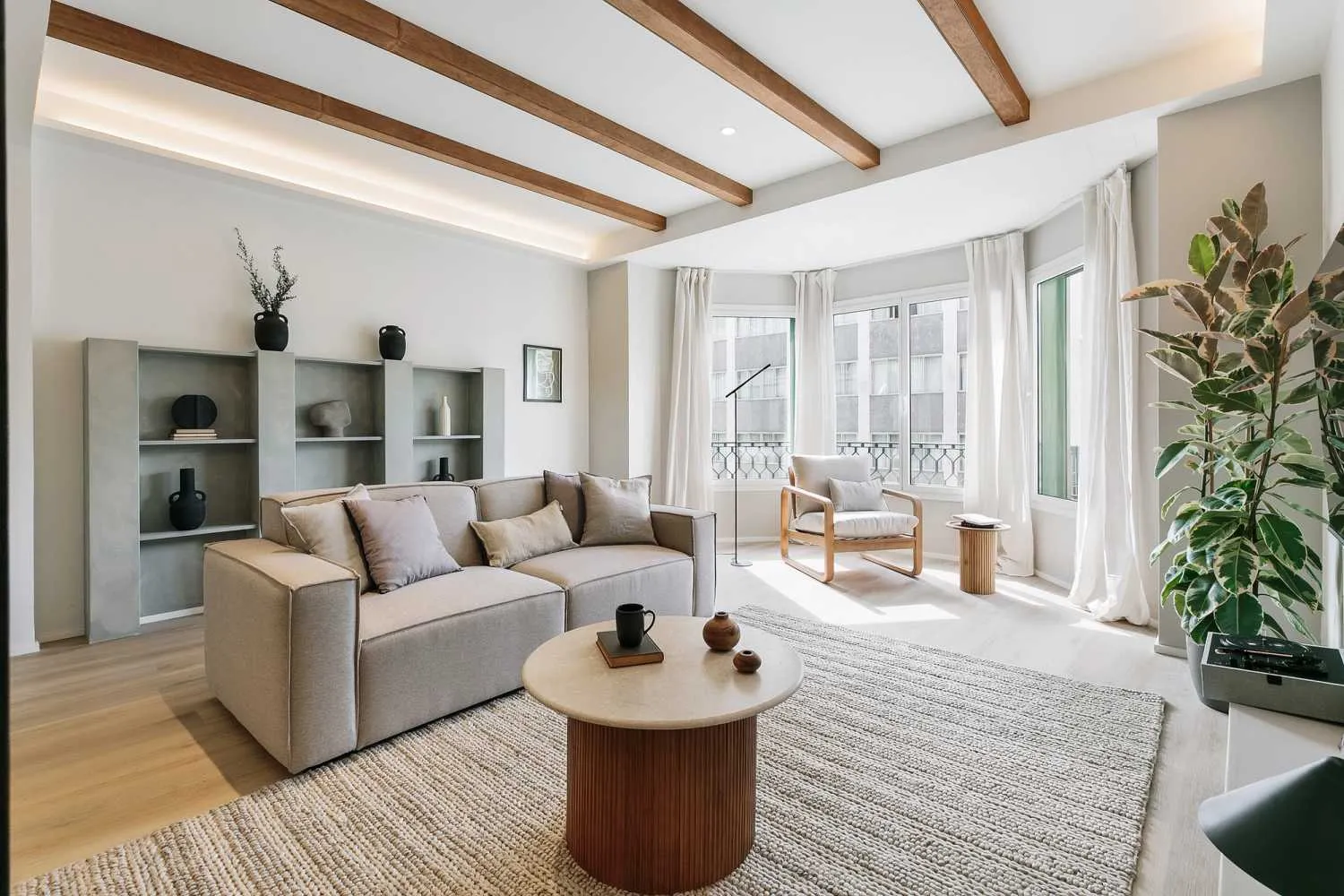 Luxurious 3-bed Flat With Ultra-fast Wifi & Pro Workspace In Barcelona #2