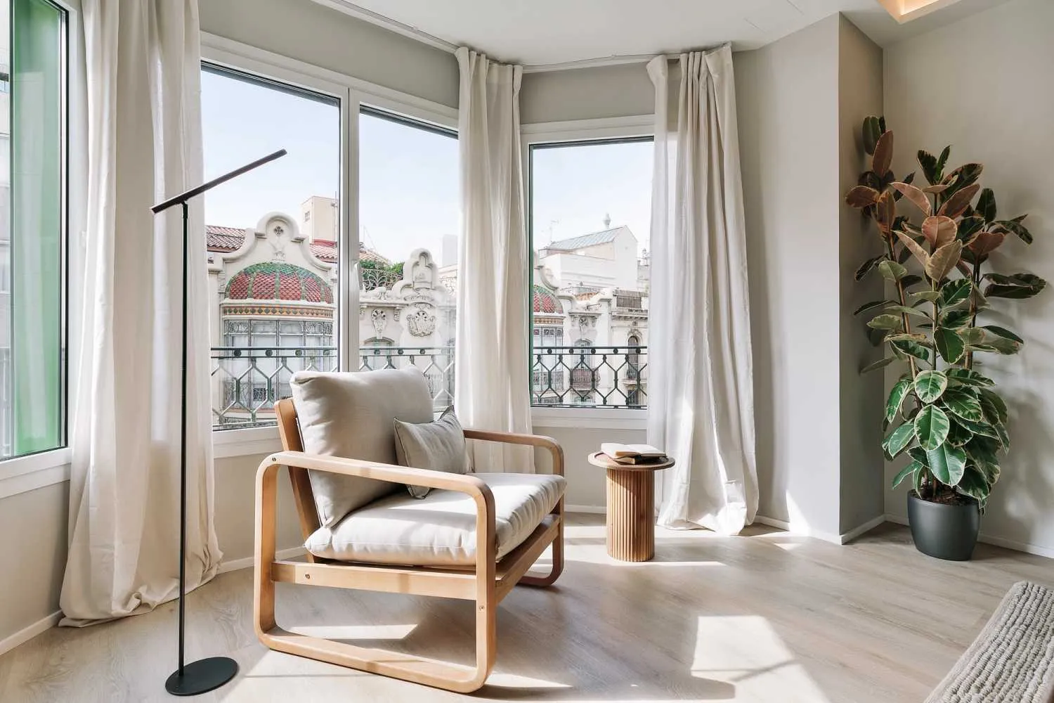 Luxurious 3-bed Flat With Ultra-fast Wifi & Pro Workspace In Barcelona #4