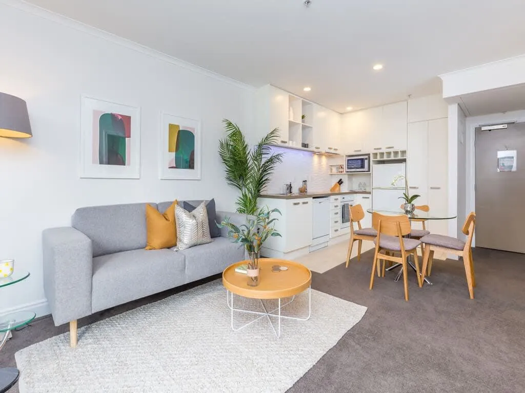 Stylish 1br Auckland Flat - Work-ready Desk, Pool & Gym With City View #4