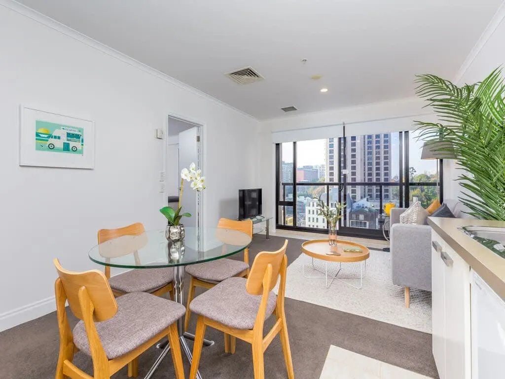 Stylish 1br Auckland Flat - Work-ready Desk, Pool & Gym With City View #3