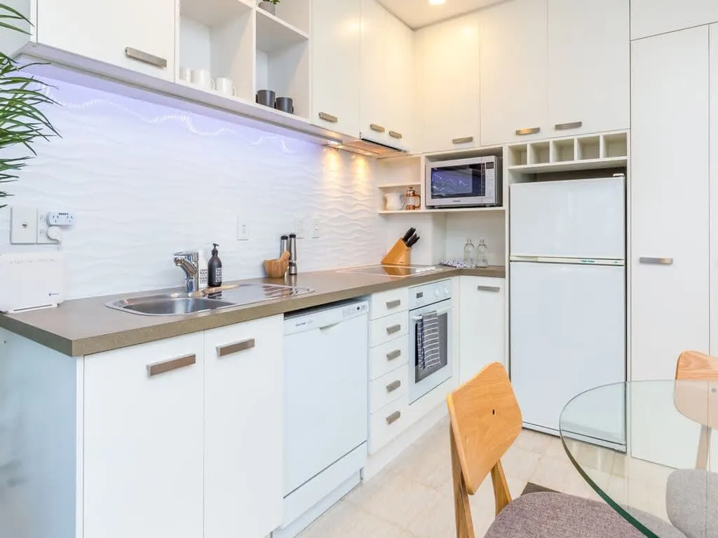 Stylish 1br Auckland Flat - Work-ready Desk, Pool & Gym With City View #5