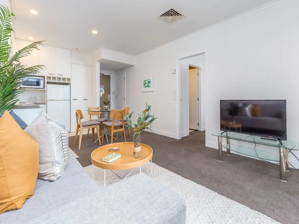 Stylish 1br Auckland Flat - Work-ready Desk, Pool & Gym With City View #2