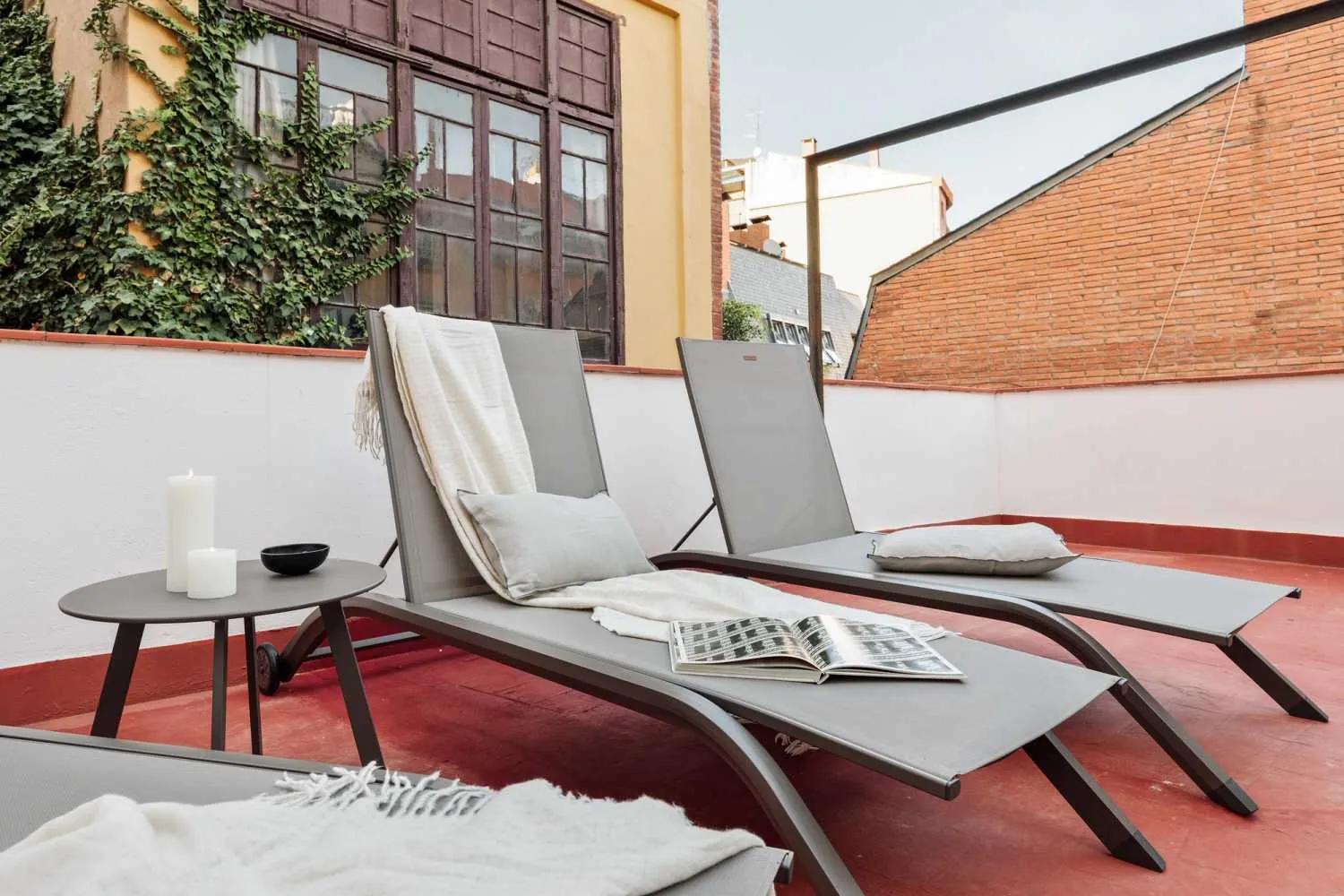 Vast Barcelona Penthouse With Ultra-fast Wifi, Pro Monitors & Ergonomic Workspace #3