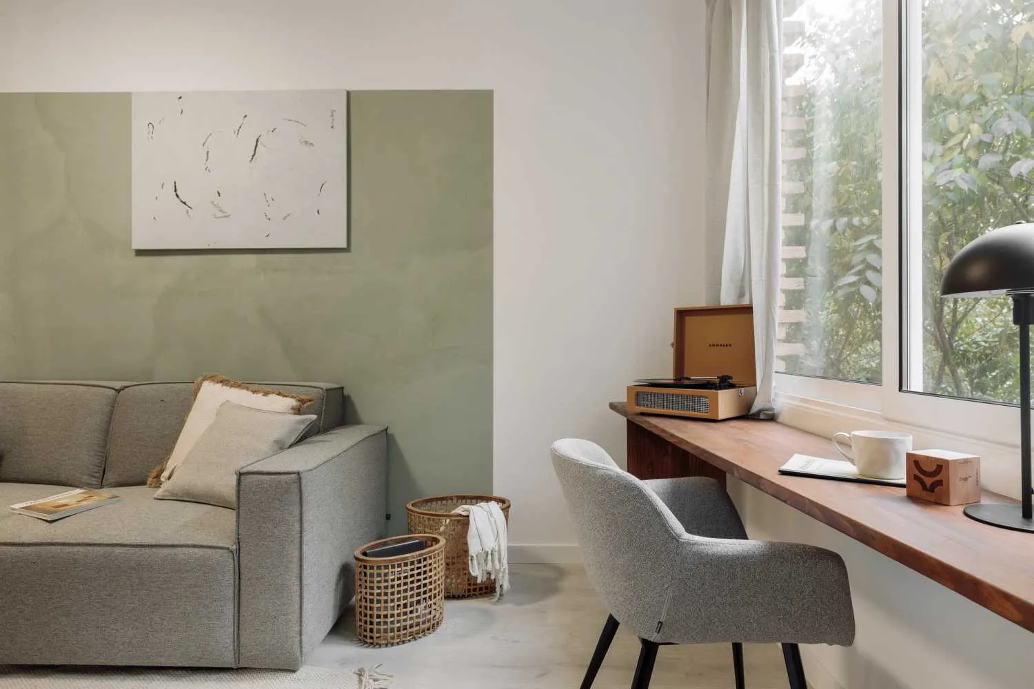 Distinctive Barcelona Flat With Pro Workstation & Gigabit Internet For Remote Productivity #2