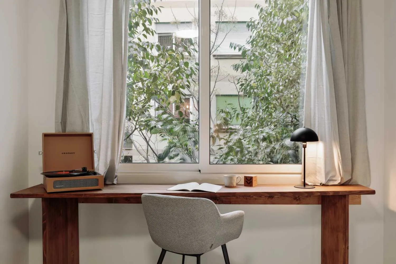 Distinctive Barcelona Flat With Pro Workstation & Gigabit Internet For Remote Productivity #3