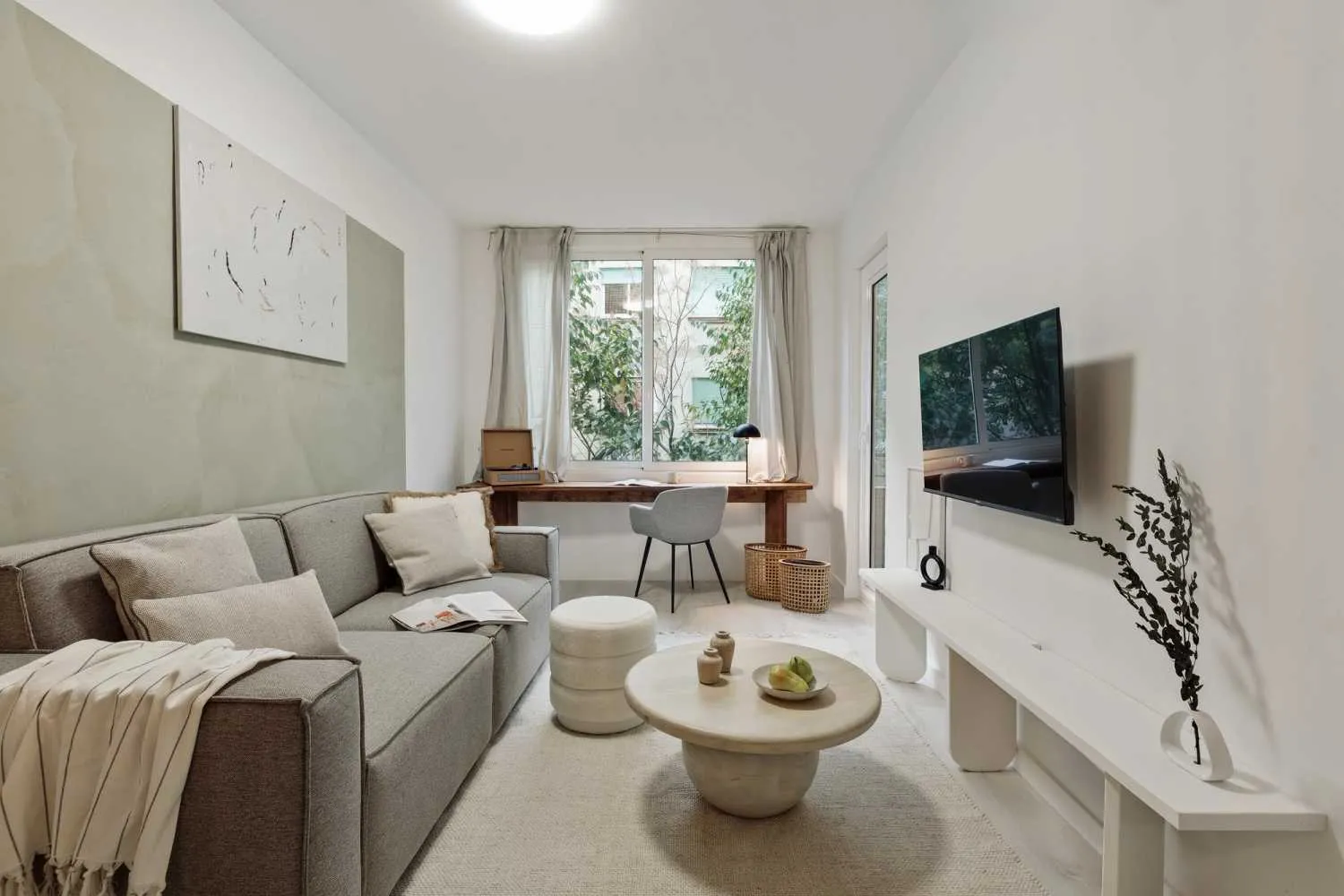Distinctive Barcelona Flat With Pro Workstation & Gigabit Internet For Remote Productivity #5