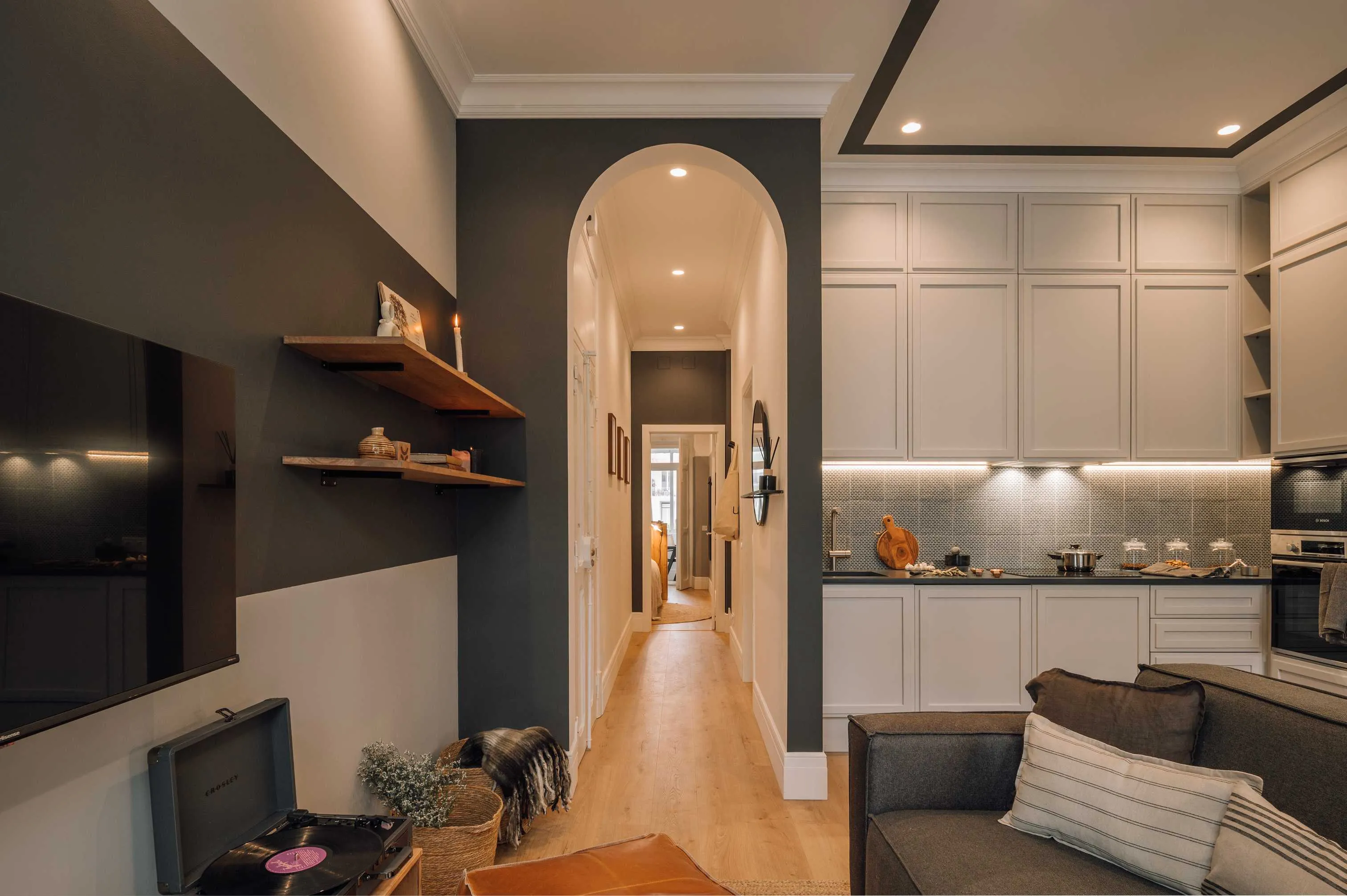 Elegant Lisbon Flat With Gigabit Internet And Pro Home Office Setup #4