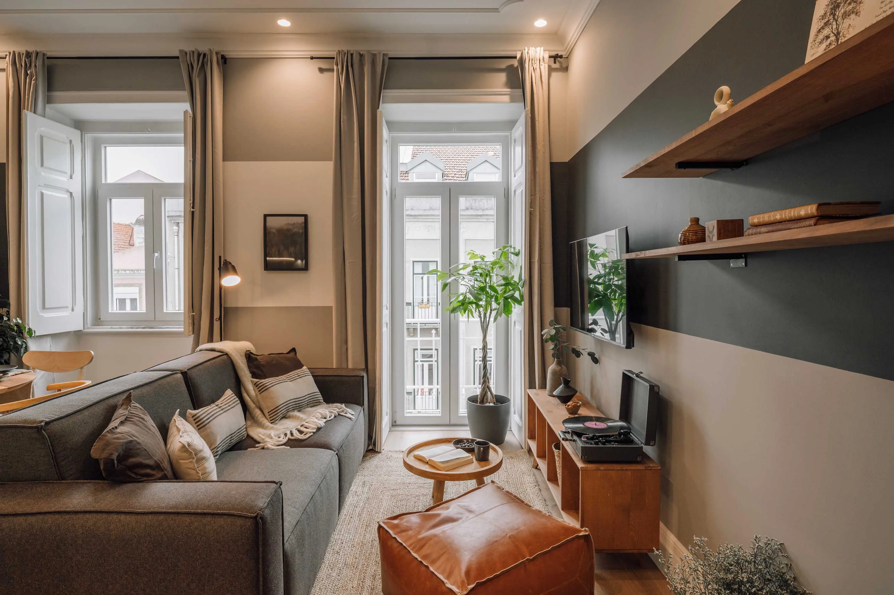 Elegant Lisbon Flat With Gigabit Internet And Pro Home Office Setup #2