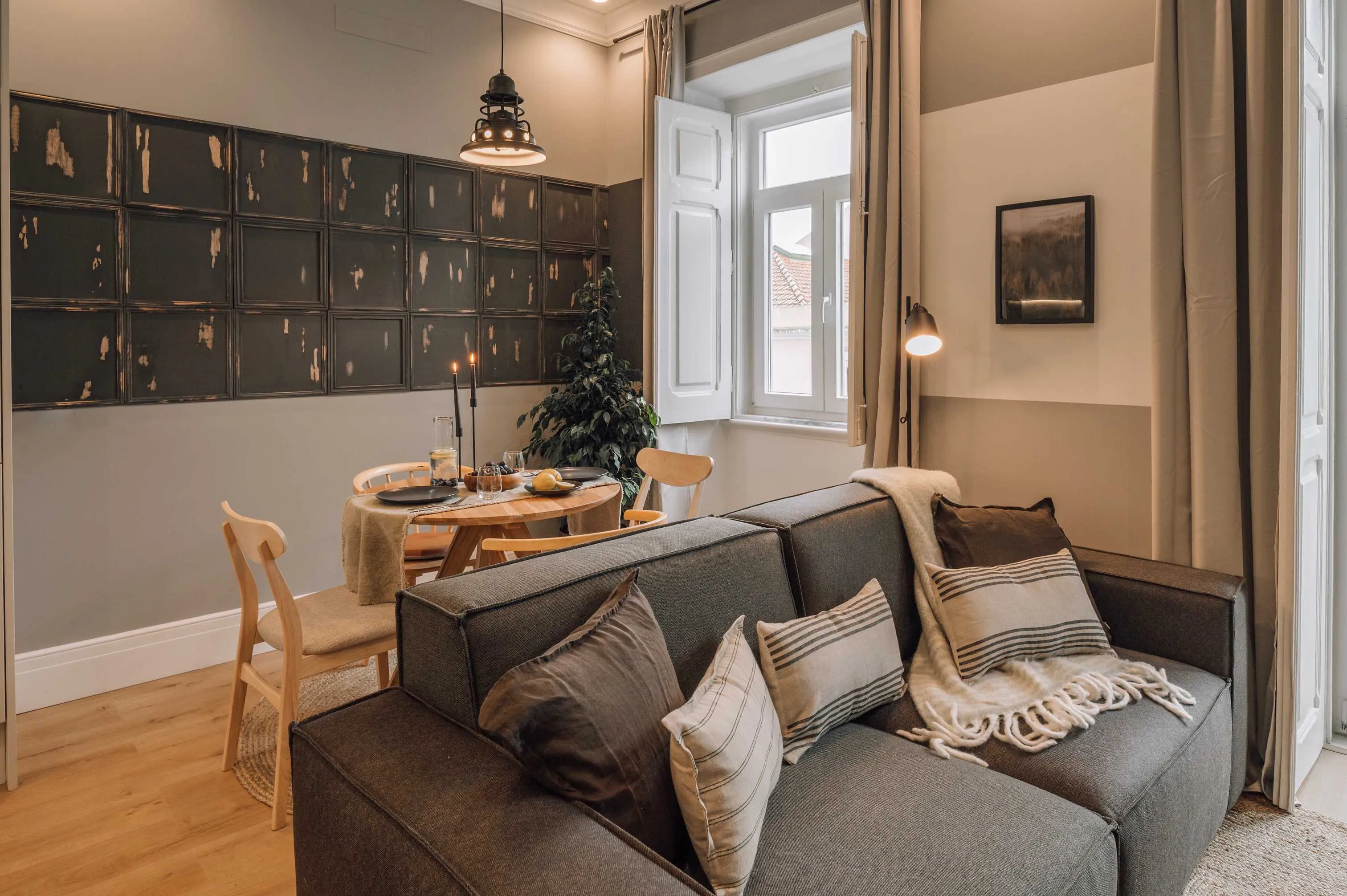 Elegant Lisbon Flat With Gigabit Internet And Pro Home Office Setup #3