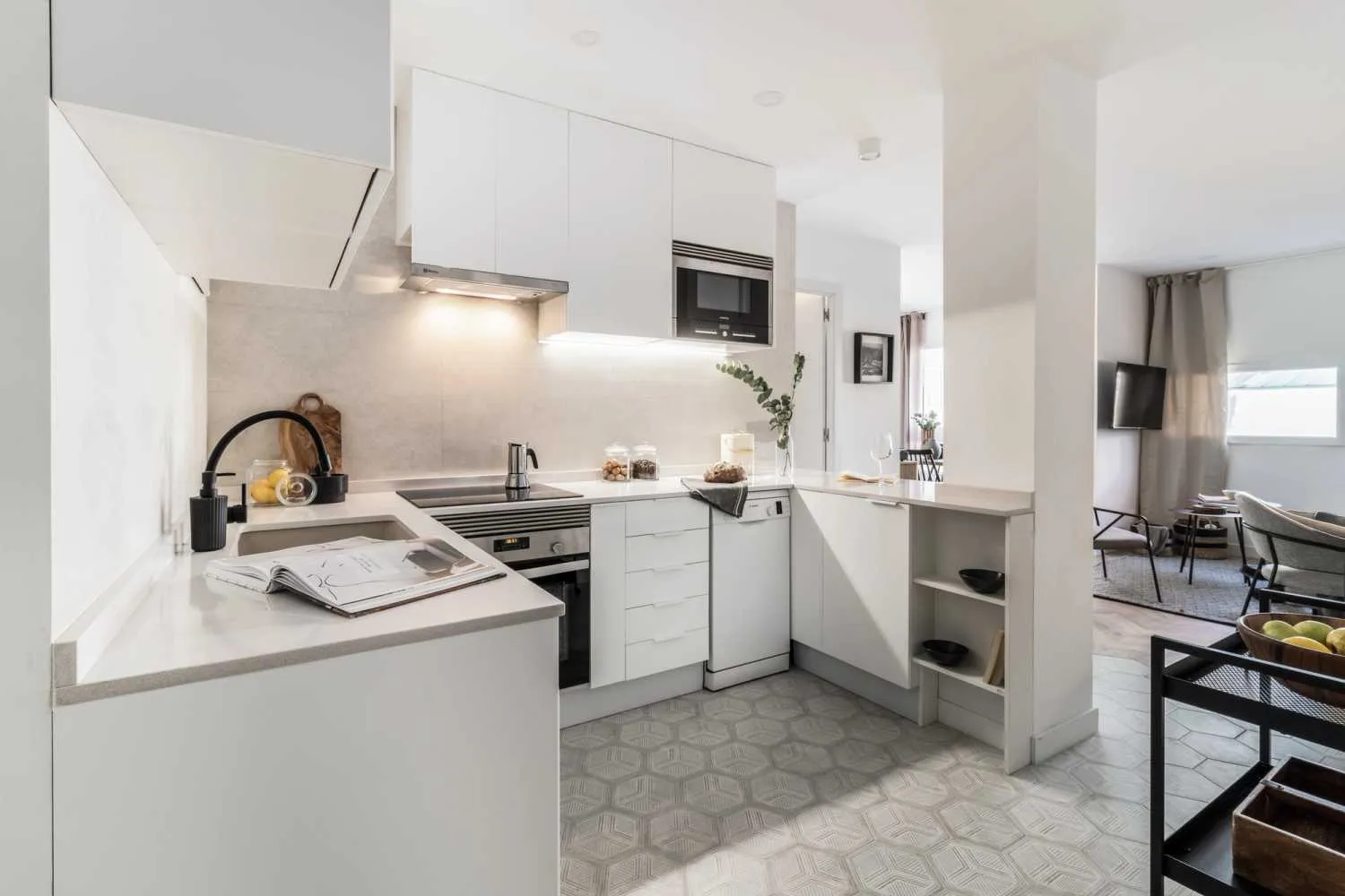 Contemporary Madrid Flat With High-speed Fiber And Pro Workstation For Remote Professionals #5