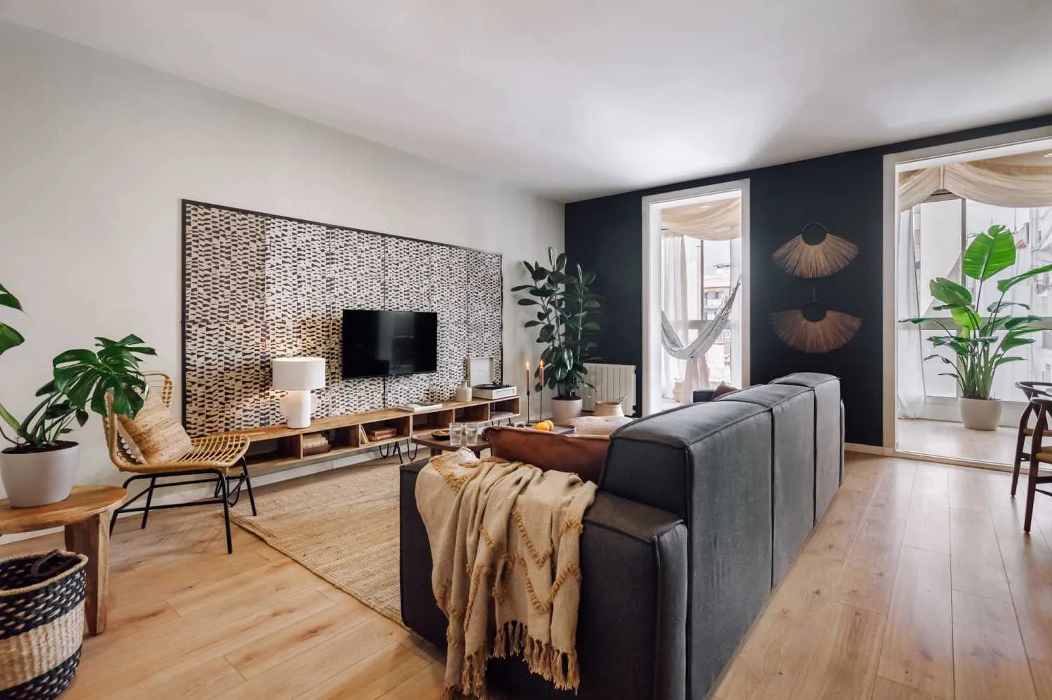 Elegant 120m2 Flat With Pro Audio, Dual Monitors & Chef's Kitchen In Barcelona #4