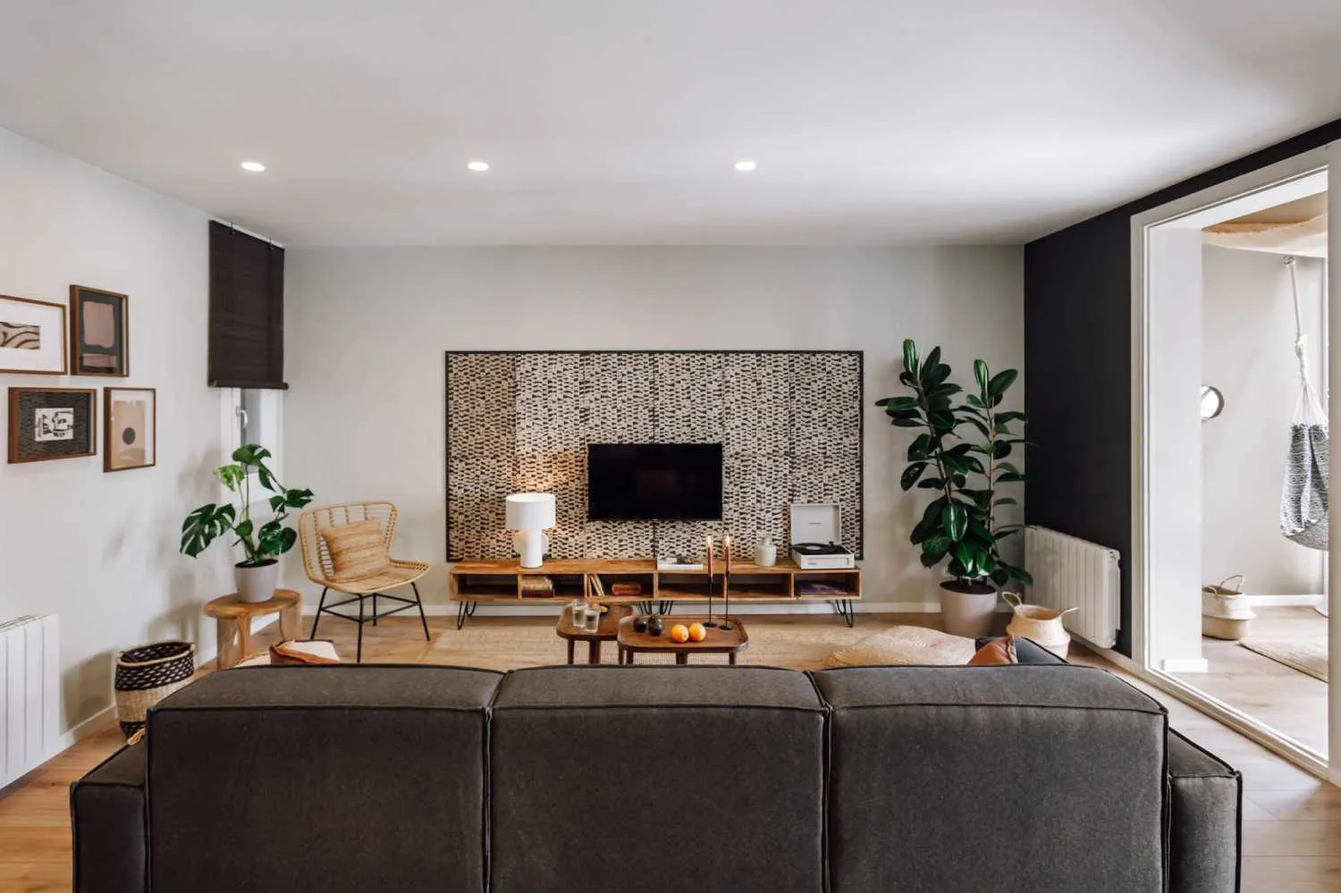 Elegant 120m2 Flat With Pro Audio, Dual Monitors & Chef's Kitchen In Barcelona #3