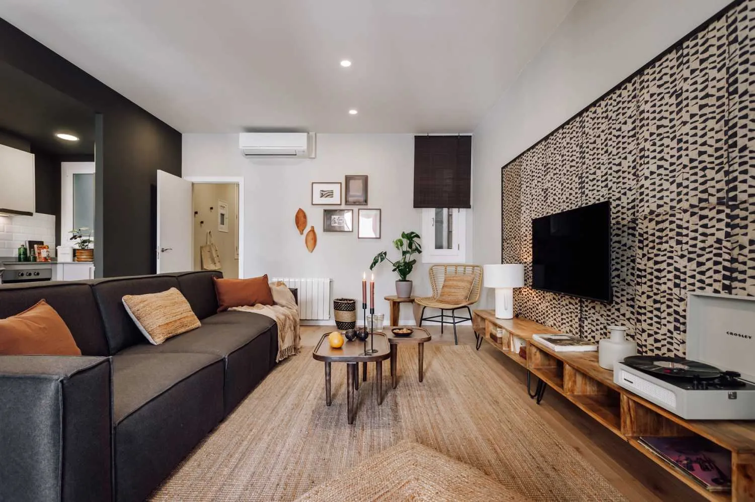 Elegant 120m2 Flat With Pro Audio, Dual Monitors & Chef's Kitchen In Barcelona #5