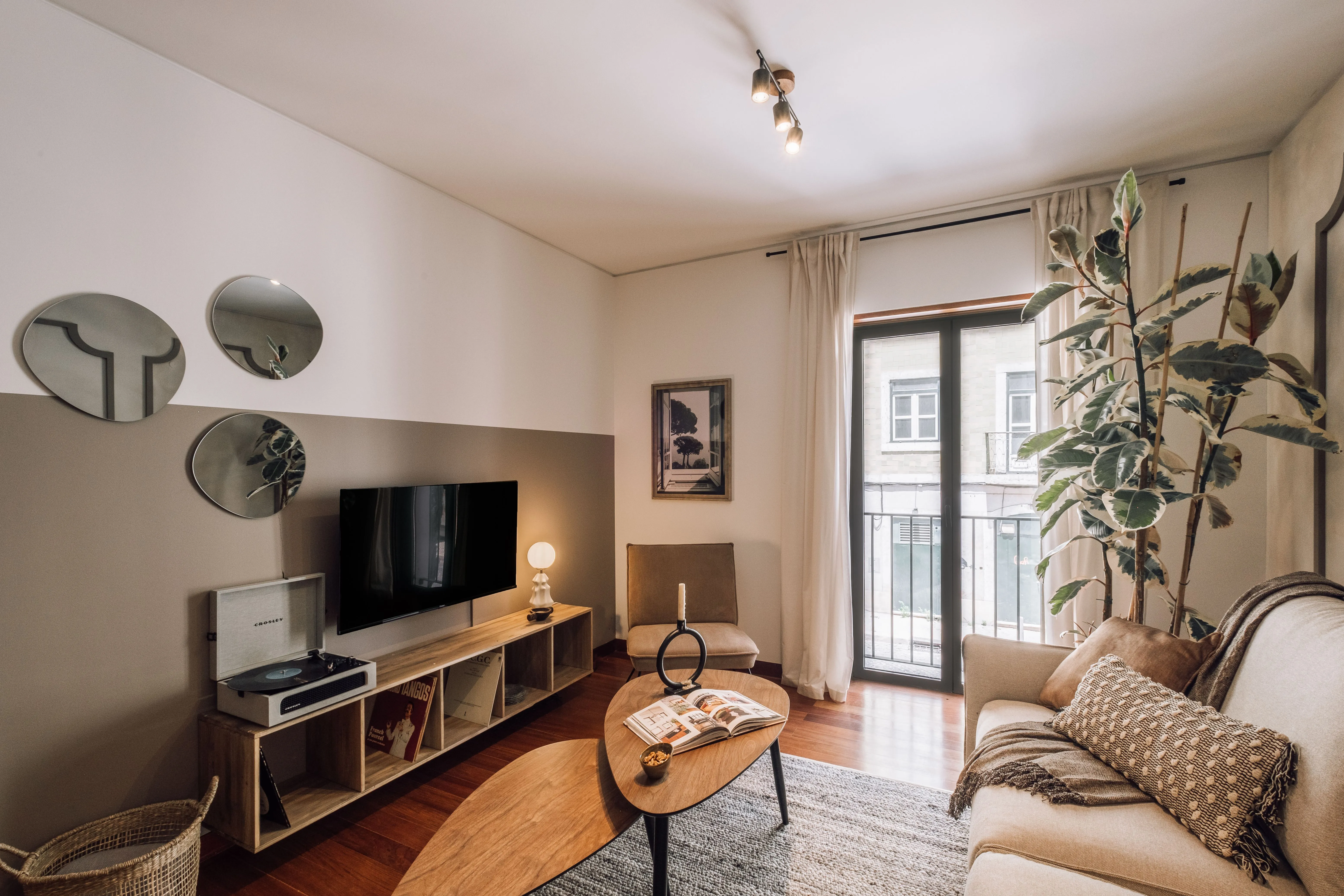 Designer Lisbon Flat With Premium Workstation & Gigabit Internet For Digital Nomads #2