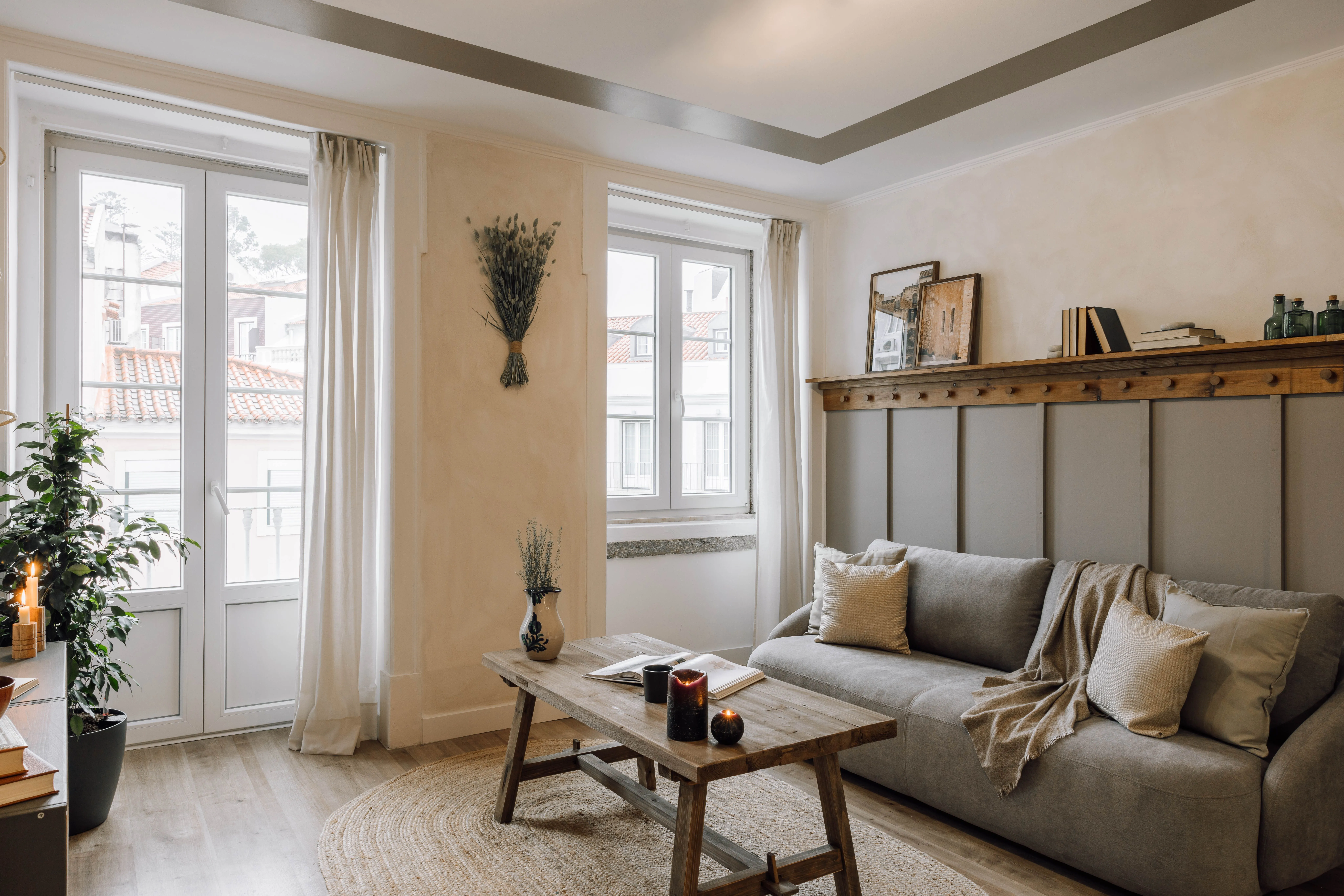 Sophisticated Lisbon Flat With Gigabit Internet & Pro Remote Work Setup #4