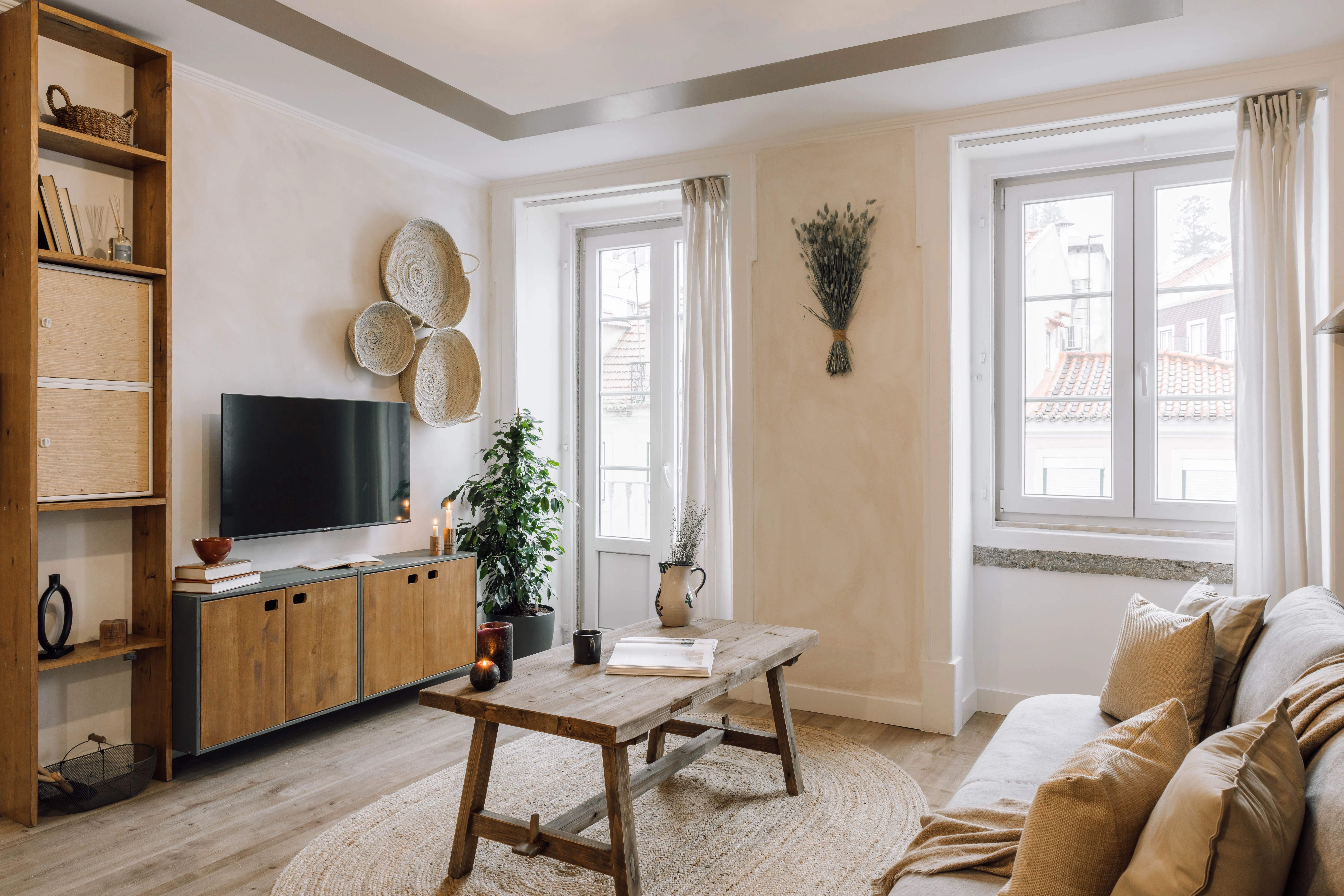 Sophisticated Lisbon Flat With Gigabit Internet & Pro Remote Work Setup #3