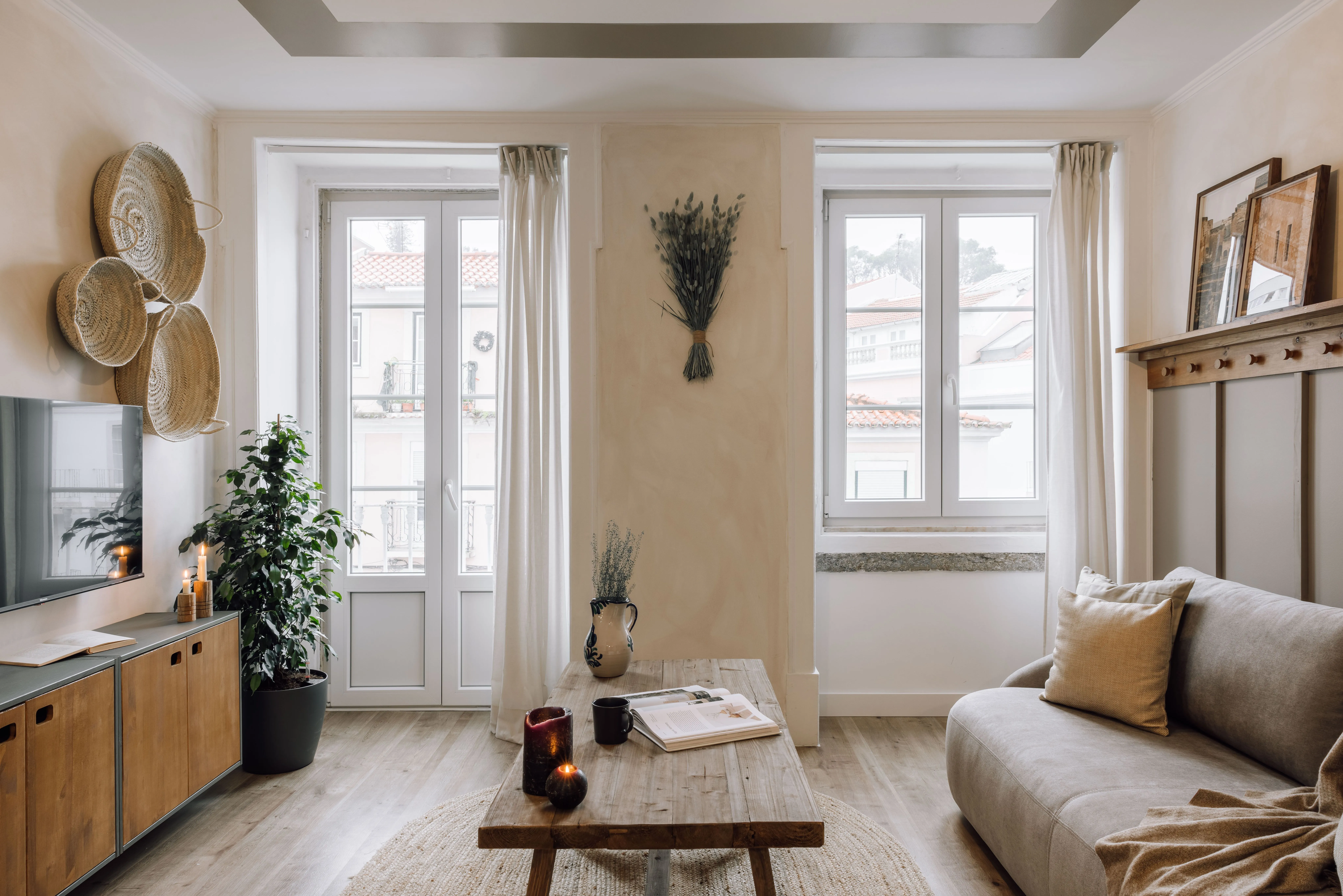 Sophisticated Lisbon Flat With Gigabit Internet & Pro Remote Work Setup #5
