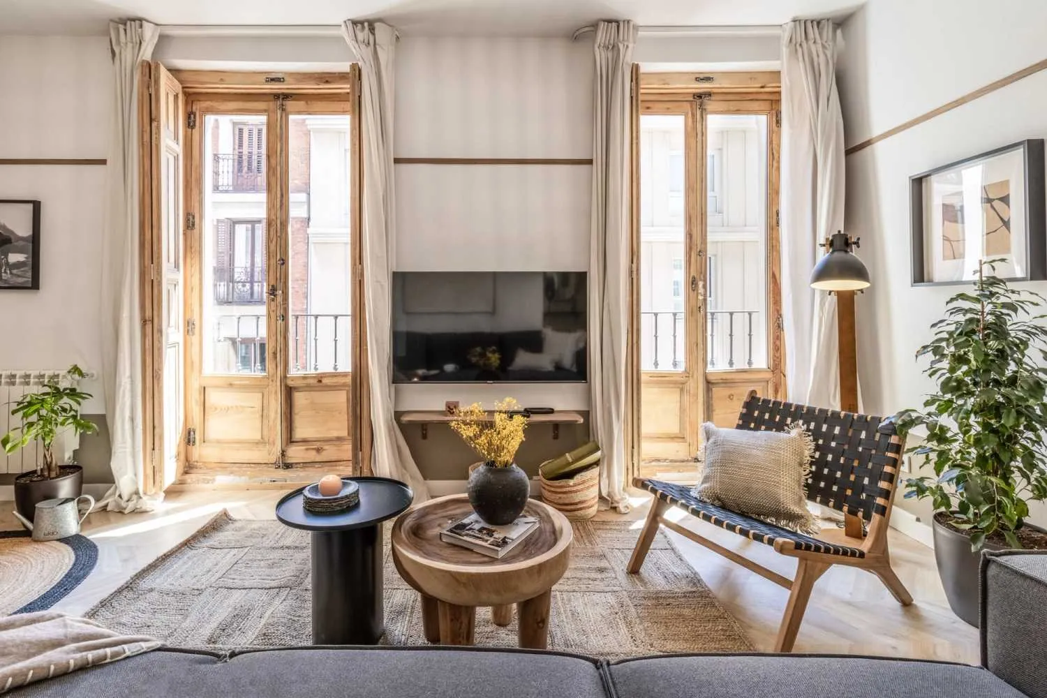 Refined Madrid Flat With Ultra-fast Wifi & Dual Monitors For Productive Remote Work #5