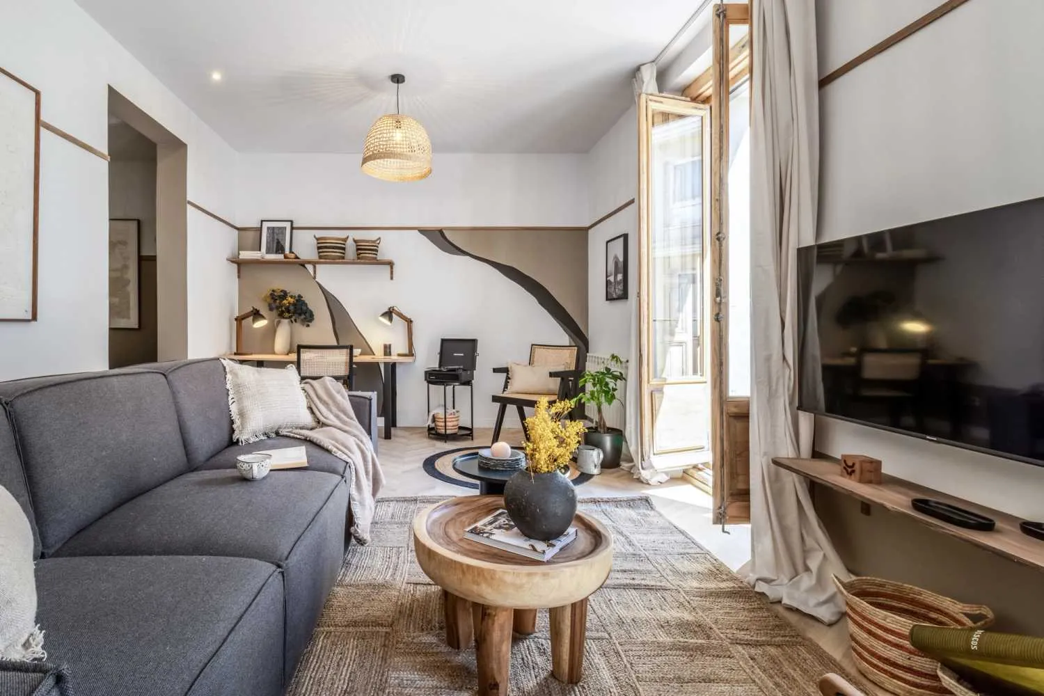 Refined Madrid Flat With Ultra-fast Wifi & Dual Monitors For Productive Remote Work #2