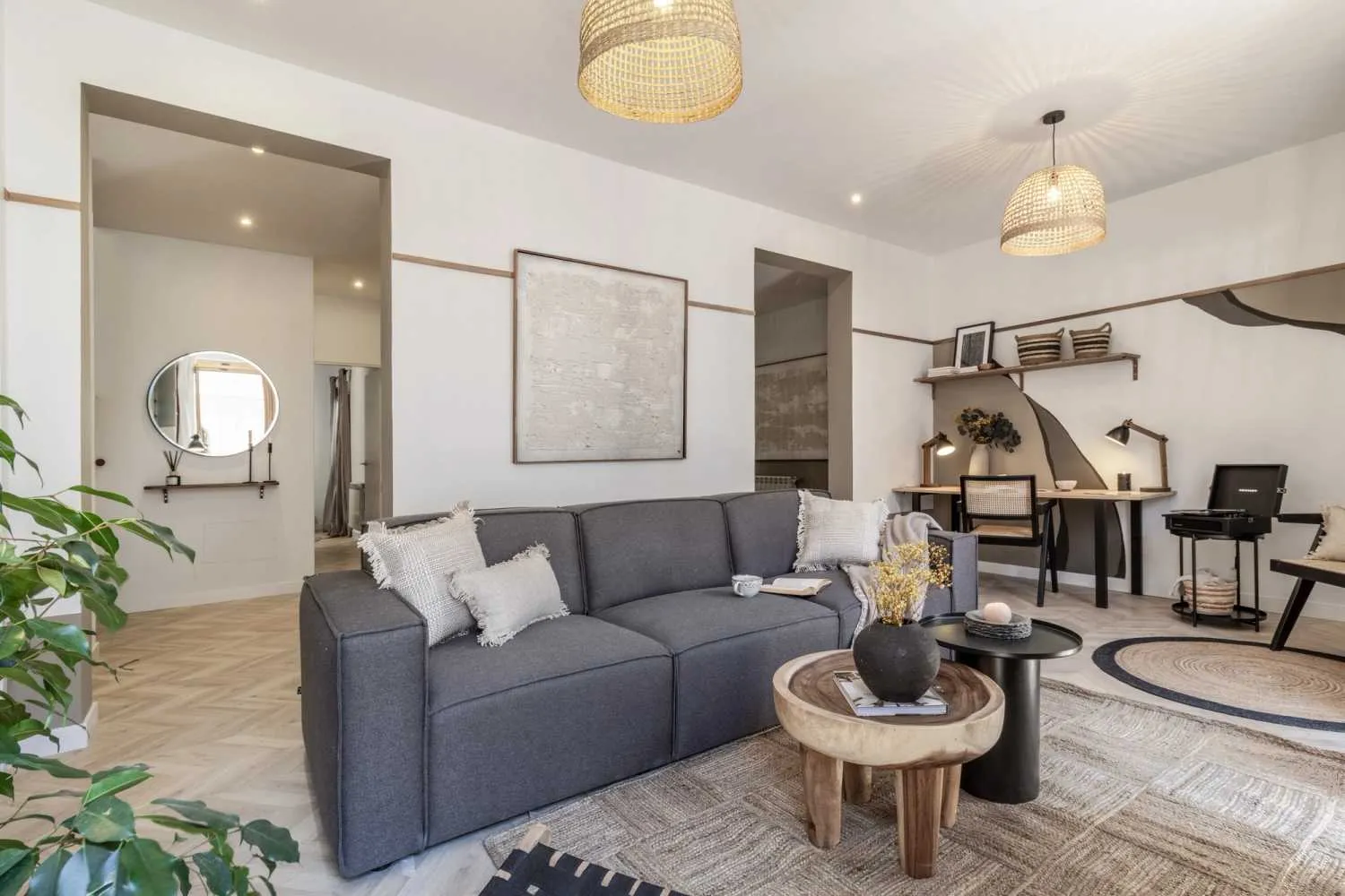 Refined Madrid Flat With Ultra-fast Wifi & Dual Monitors For Productive Remote Work #3
