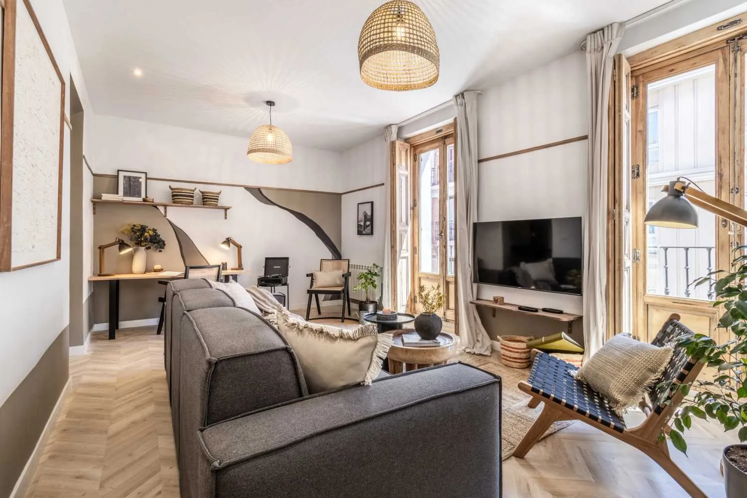 Refined Madrid Flat With Ultra-fast Wifi & Dual Monitors For Productive Remote Work #4