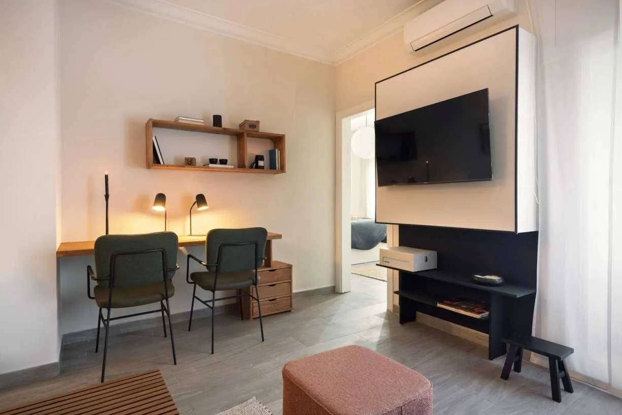 Elegant Barcelona Apartment With Premium Home Office Setup And Fast Wifi For Remote Work #3