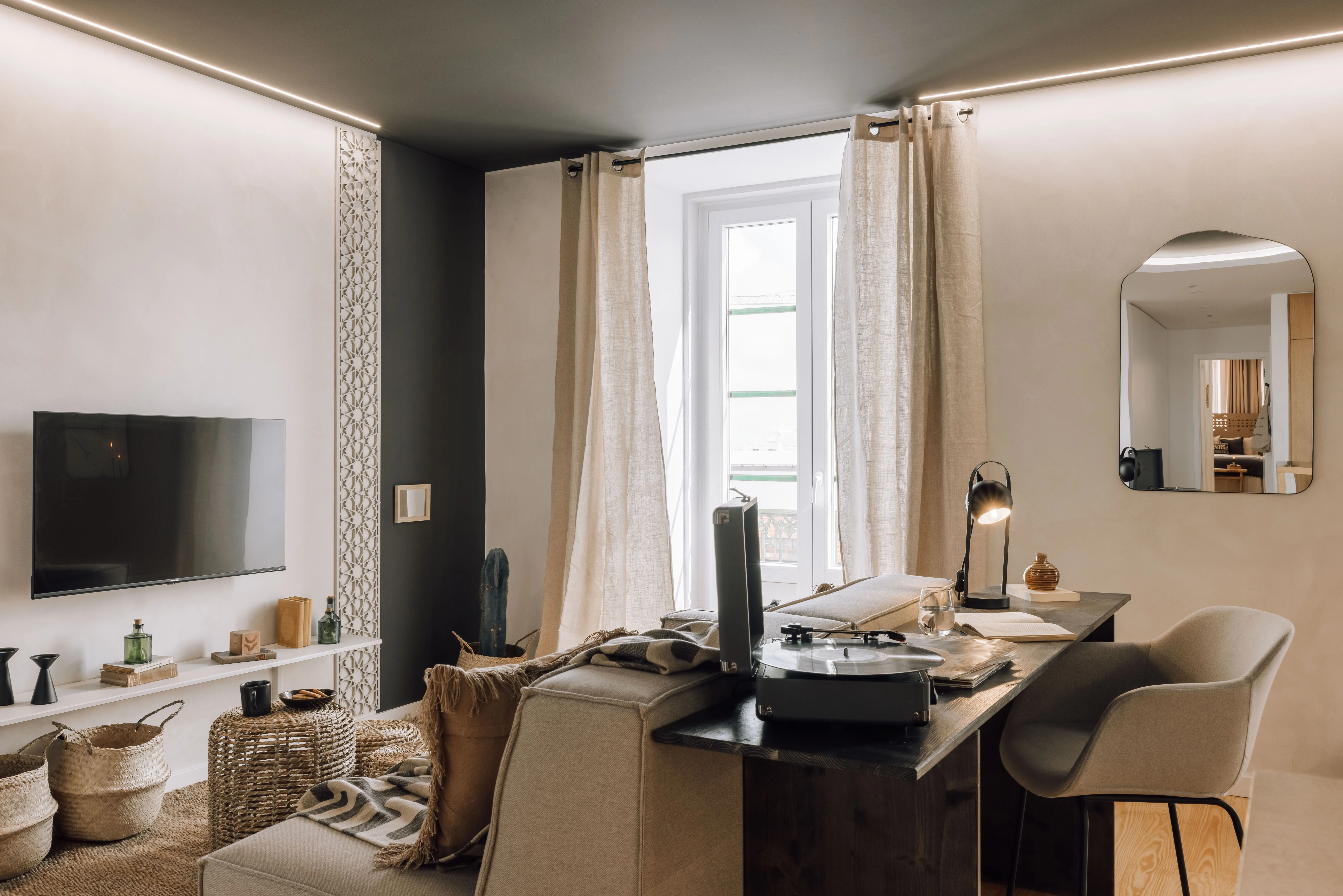 Airy Lisbon Flat With Gigabit Internet And Pro Workspace For Digital Nomads #4