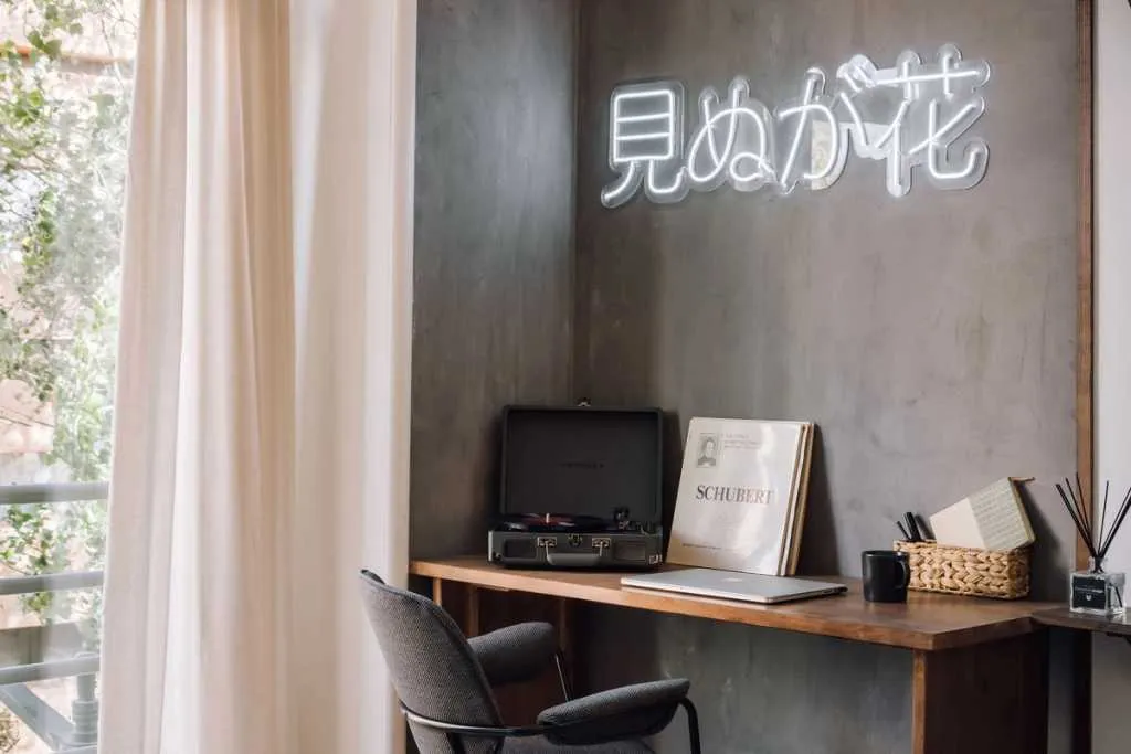 Luxurious 3-bed Lisbon Flat With Gigabit Internet And Modern Workspace For Remote Work #3