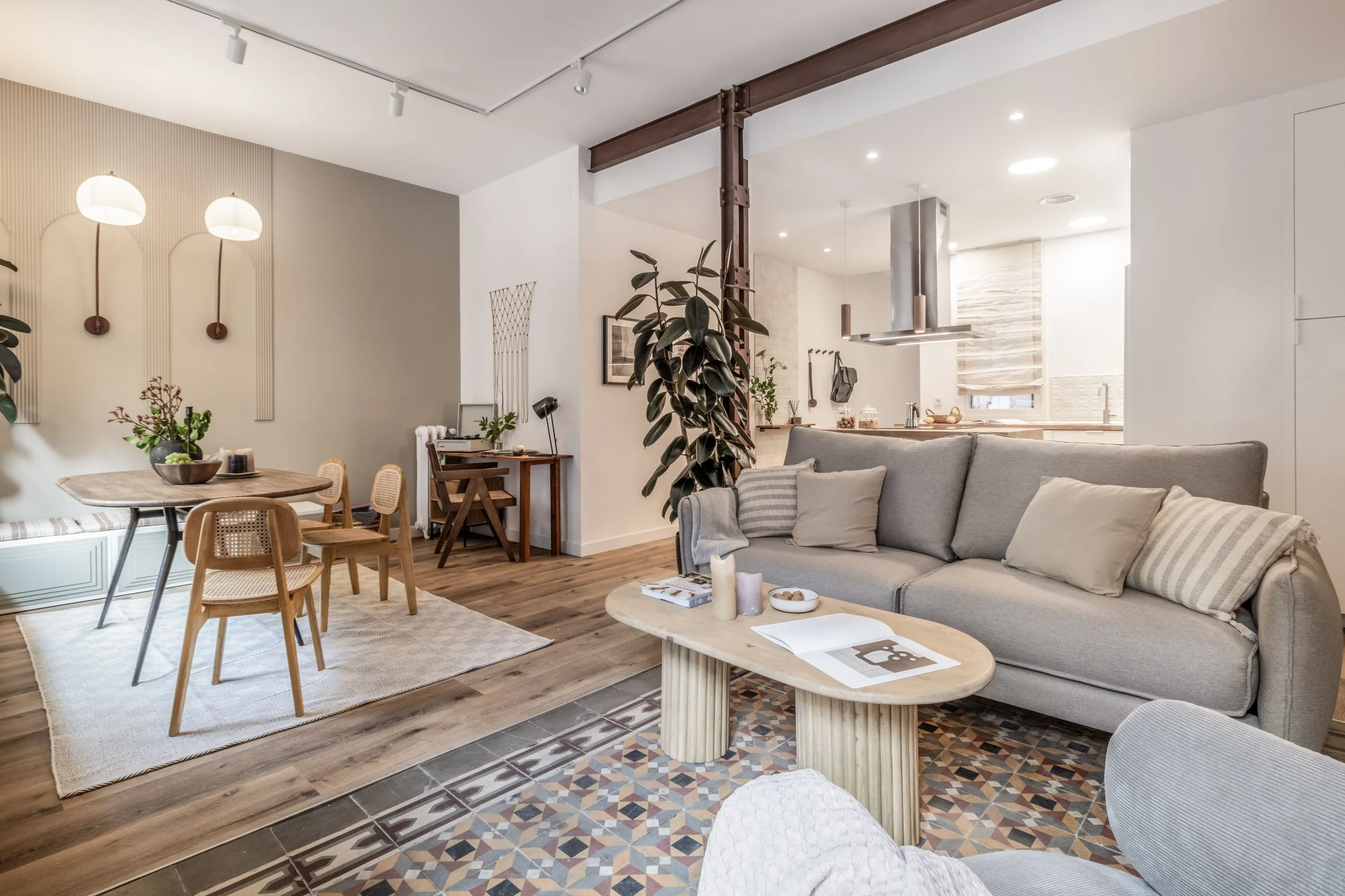 Sleek Madrid Flat With High-speed Fiber, Dual Monitors & Streaming Setup For Digital Nomads #2