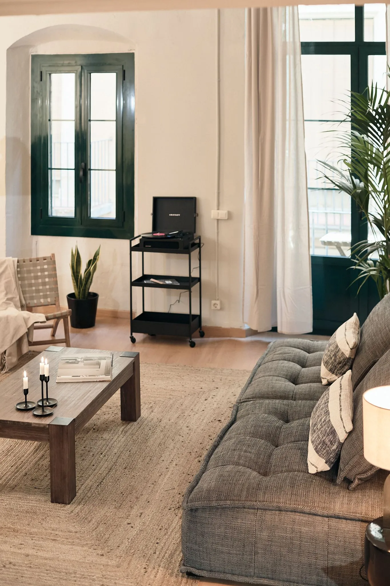 Spacious Barcelona Flat With Gigabit Internet, External Displays & Modern Kitchen #3