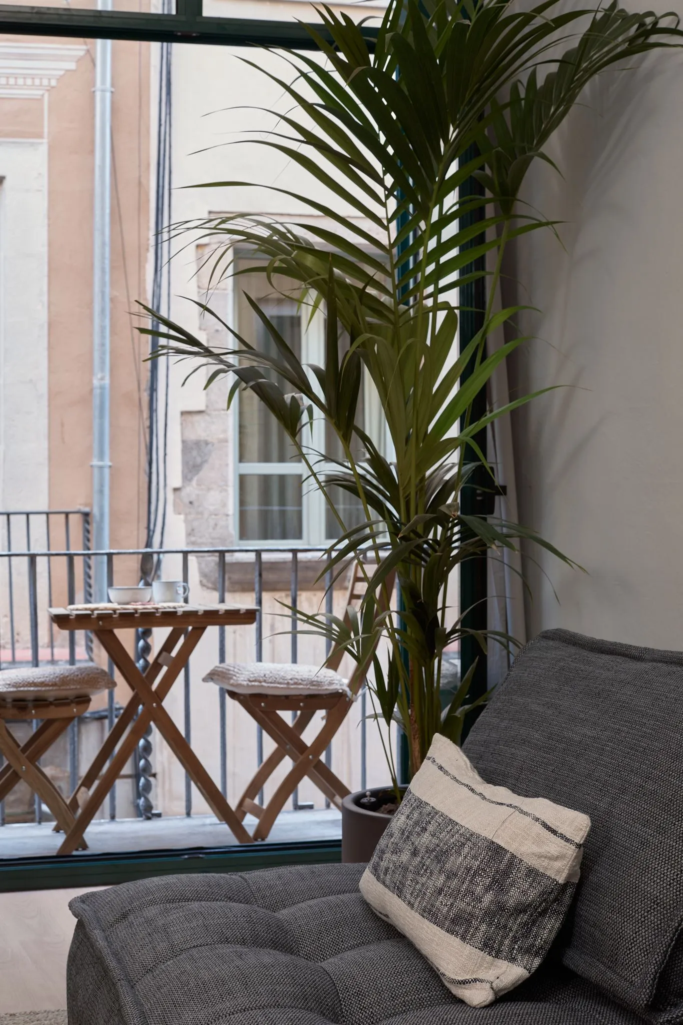 Spacious Barcelona Flat With Gigabit Internet, External Displays & Modern Kitchen #5