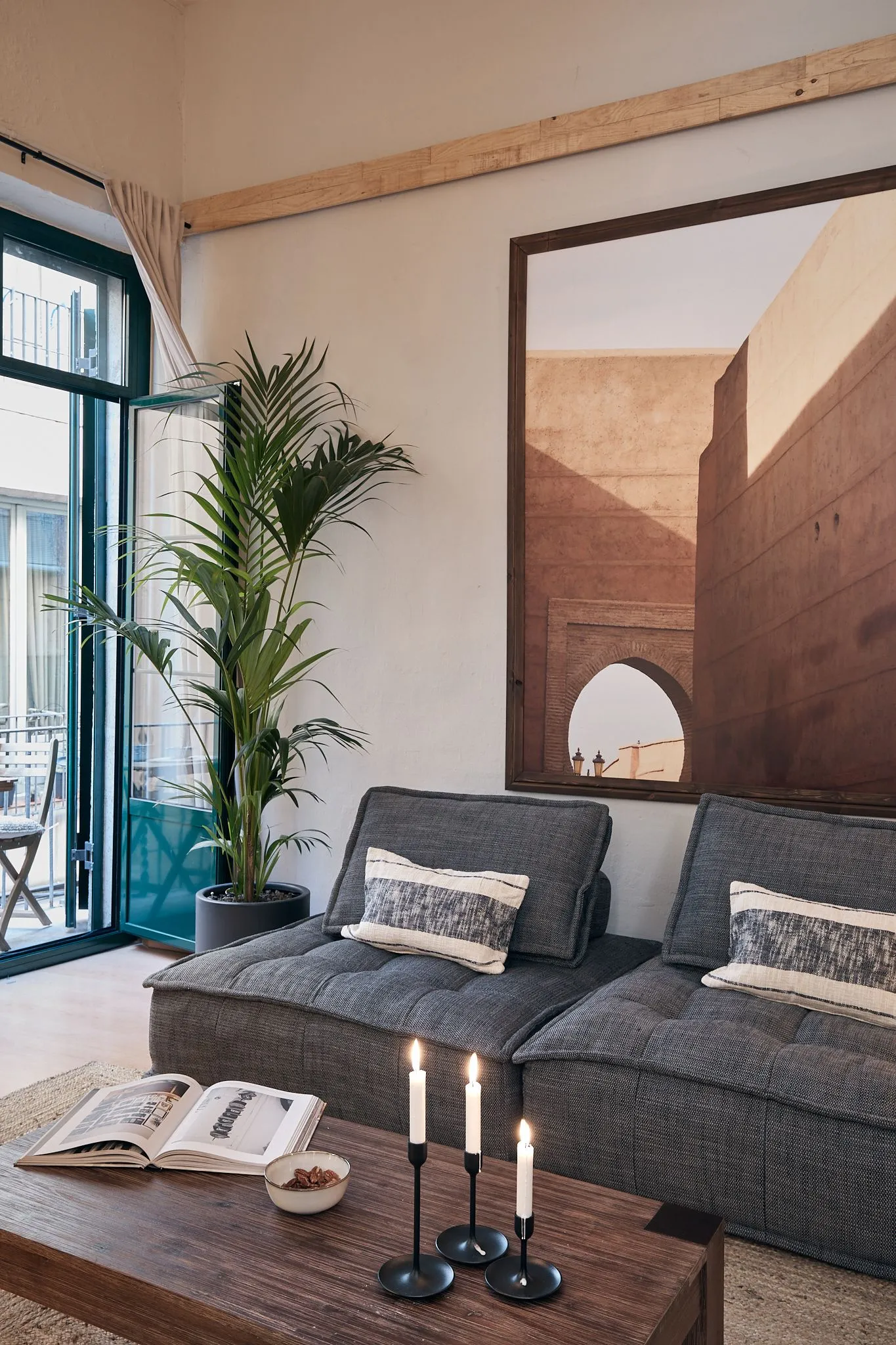 Spacious Barcelona Flat With Gigabit Internet, External Displays & Modern Kitchen #4