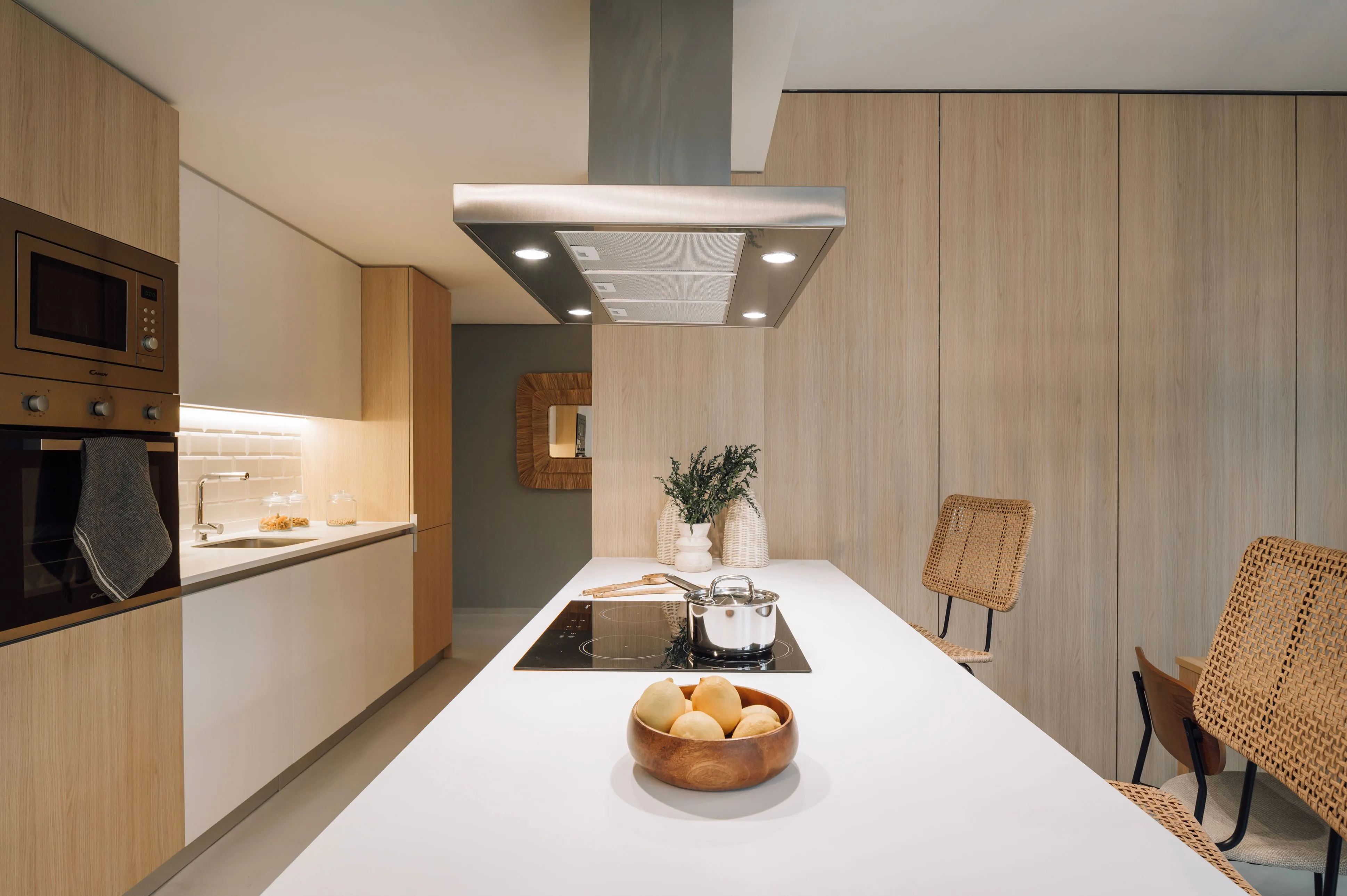 Sophisticated Lisbon Flat With Ultra-fast Wifi & Dual Monitors For Remote Work #5
