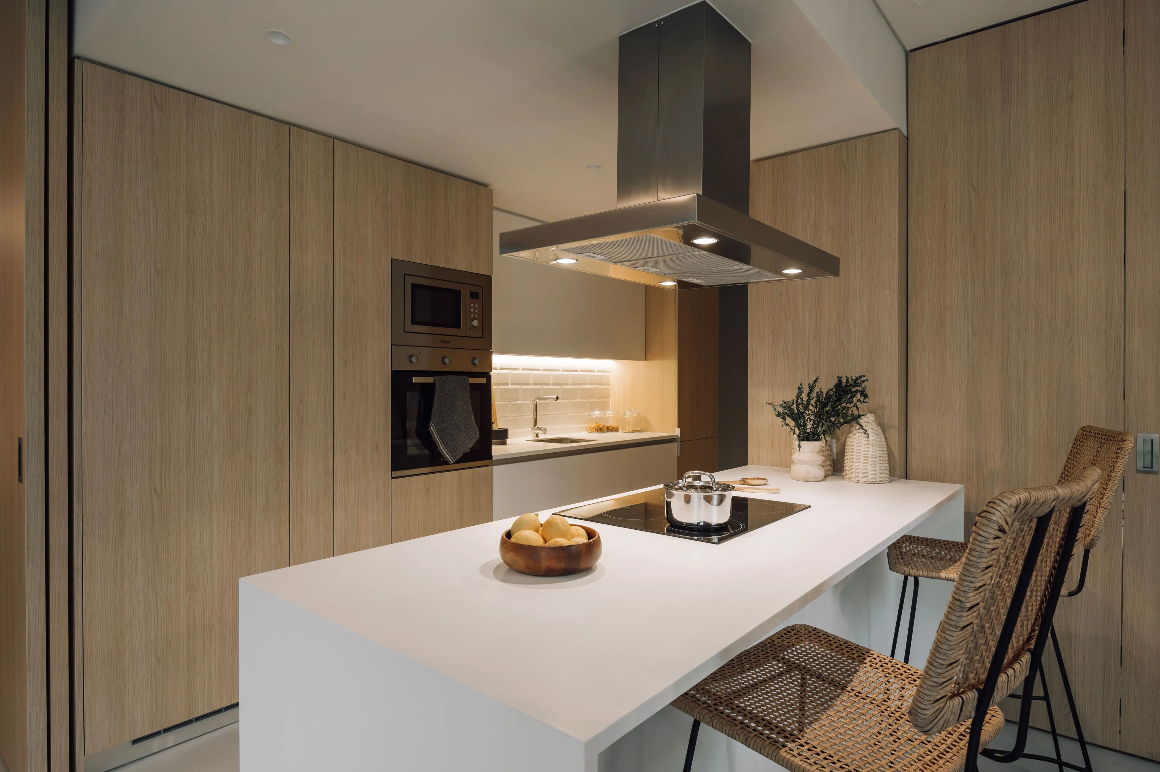Sophisticated Lisbon Flat With Ultra-fast Wifi & Dual Monitors For Remote Work #4
