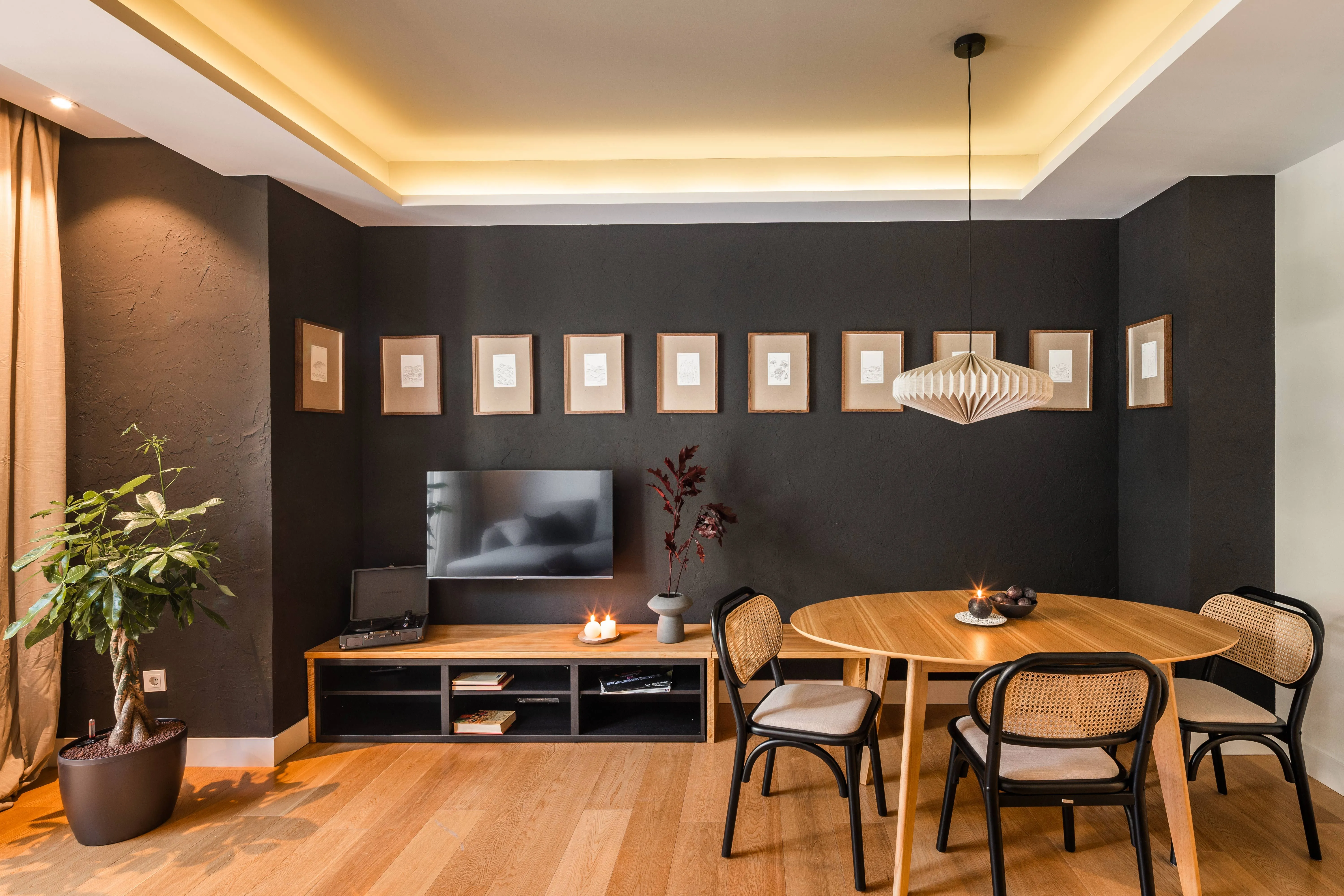 Contemporary Madrid Flat With Gigabit Internet & Dual Monitors For Remote Work Efficiency #2