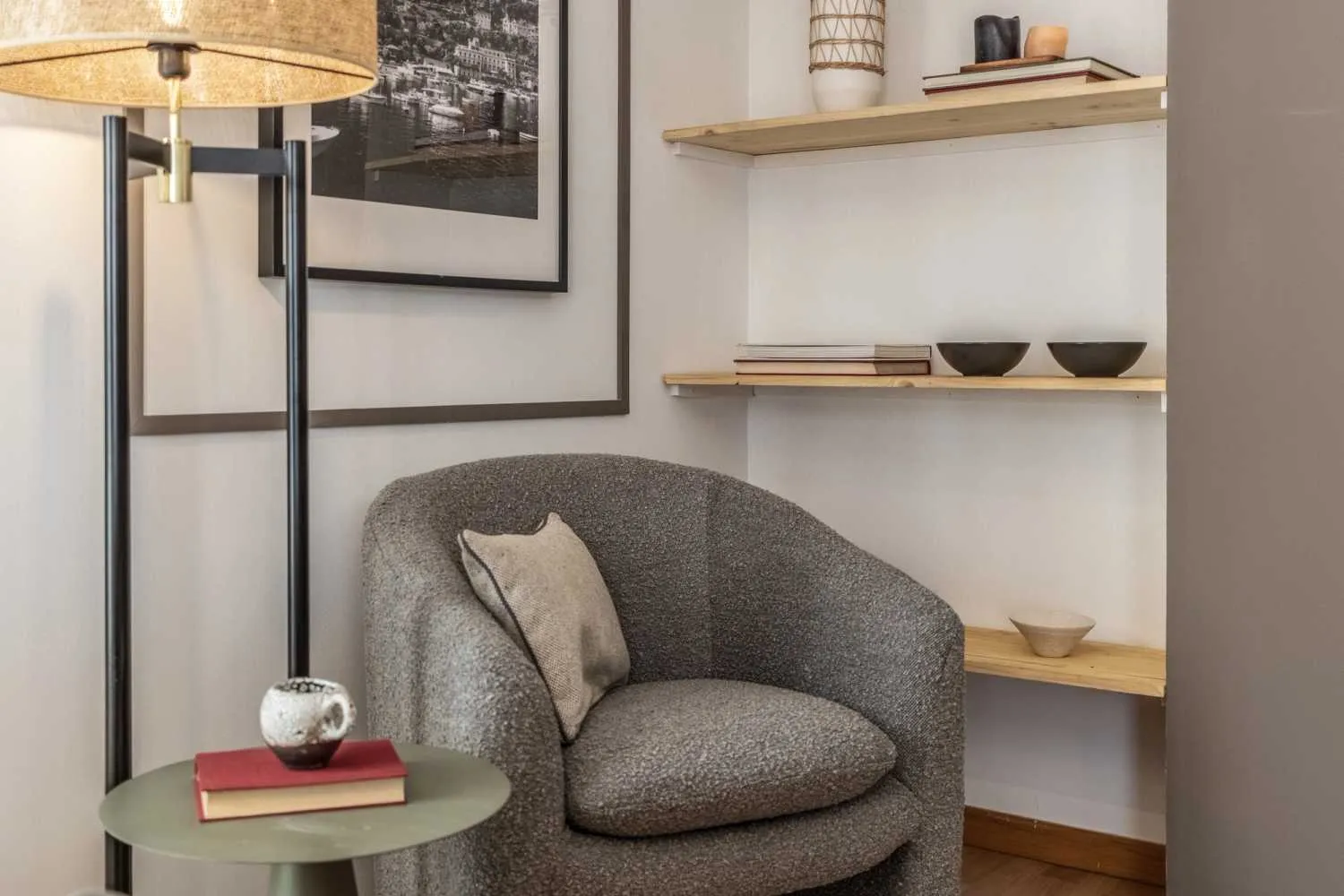 Sleek Madrid Flat With Ultra-fast Wifi, External Displays & Pro Workspace For Remote Work #5
