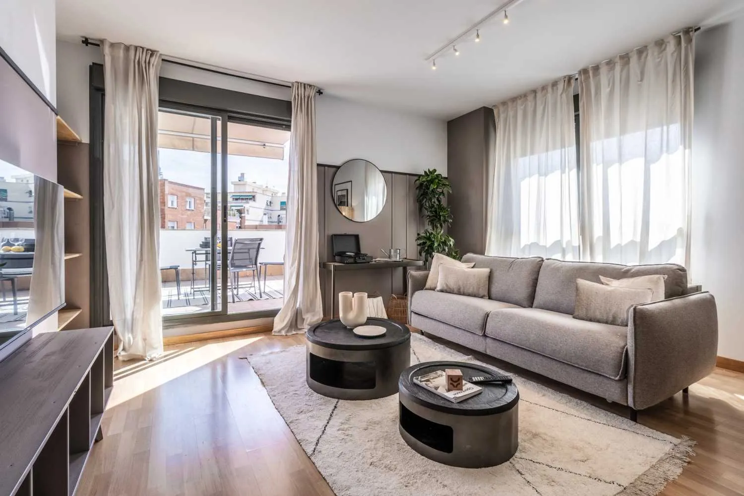 Sleek Madrid Flat With Ultra-fast Wifi, External Displays & Pro Workspace For Remote Work #3