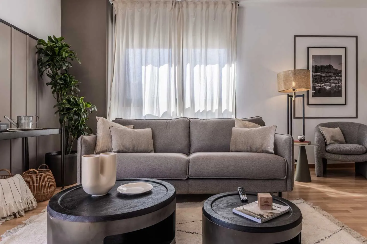 Sleek Madrid Flat With Ultra-fast Wifi, External Displays & Pro Workspace For Remote Work #4