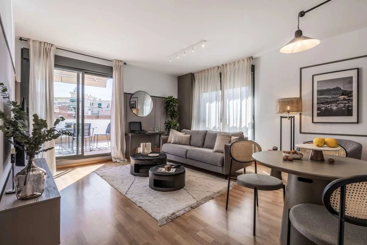 Sleek Madrid Flat With Ultra-fast Wifi, External Displays & Pro Workspace For Remote Work #2