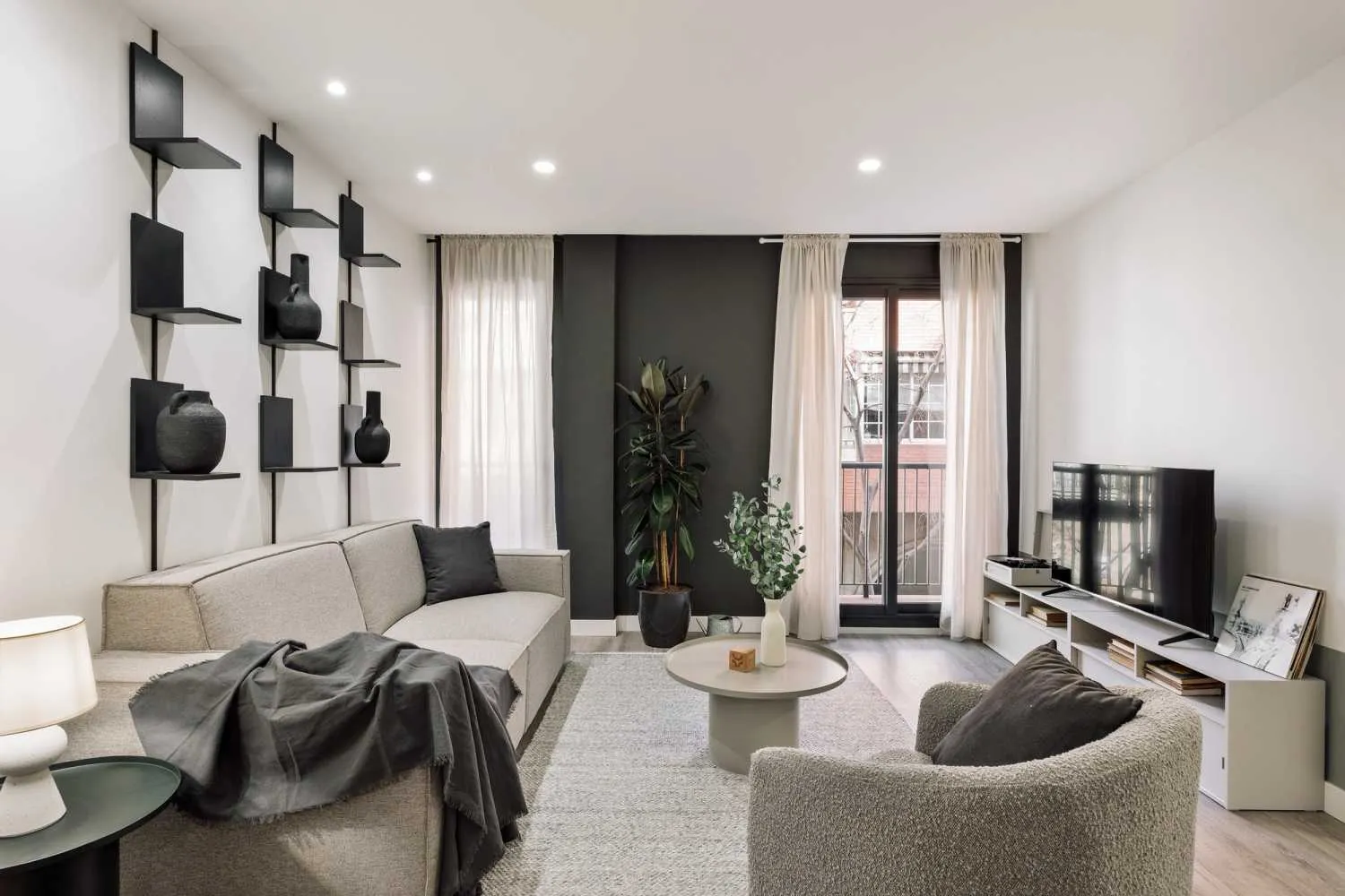 Spacious Barcelona Flat With Gigabit Internet & Professional Home Office Setup #2