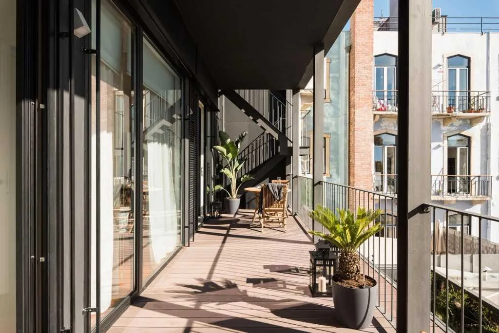 Generous Designer Lisbon Flat With Dual Monitors & Pro Workspace Setup For Digital Nomads #2