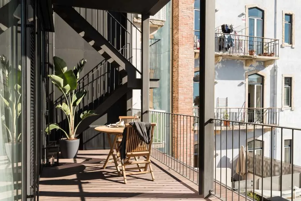 Generous Designer Lisbon Flat With Dual Monitors & Pro Workspace Setup For Digital Nomads #3