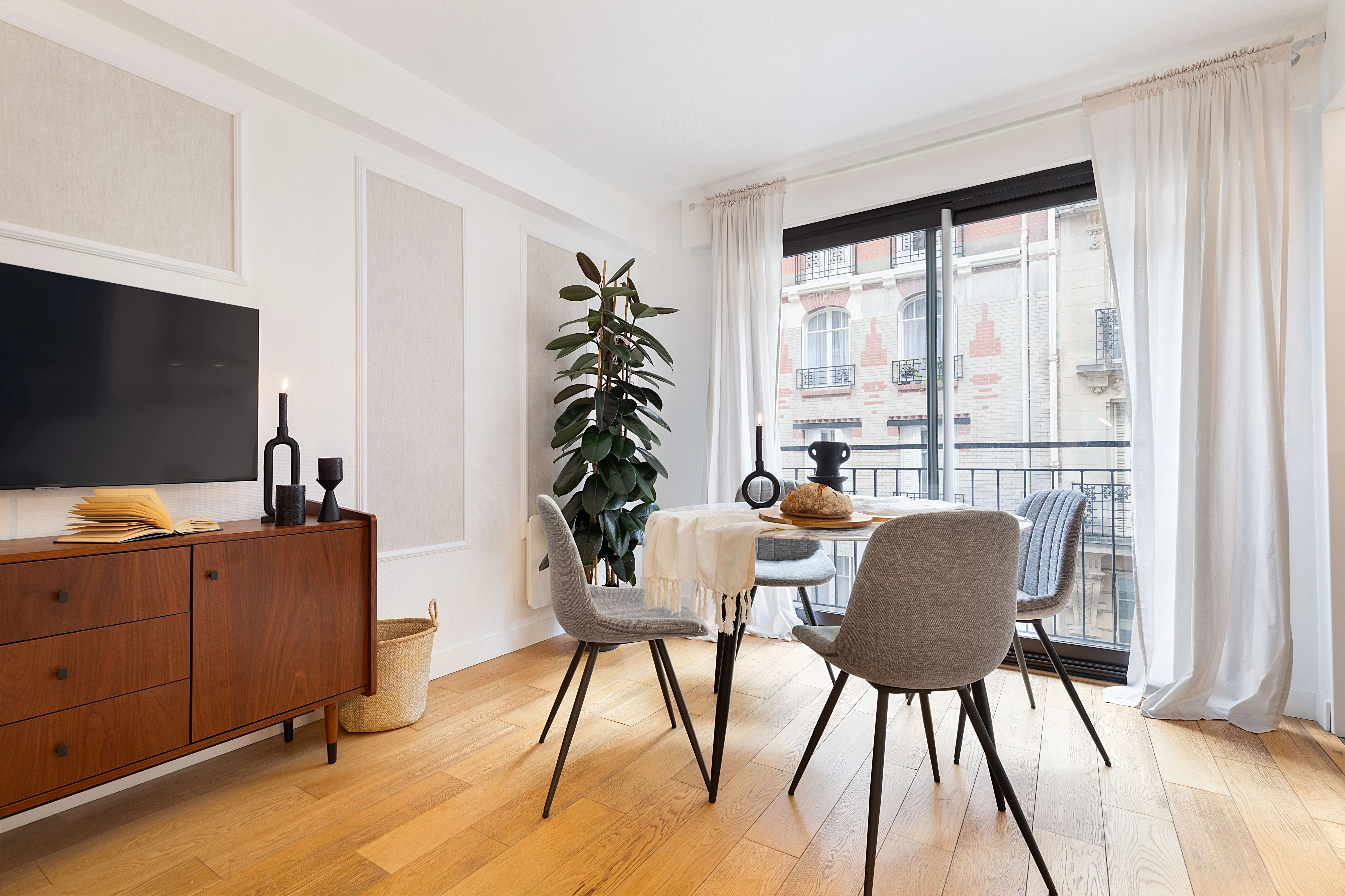 Sophisticated 41m2 Paris Flat With Ultra-fast Wifi, External Displays & Ergonomic Workspace #4