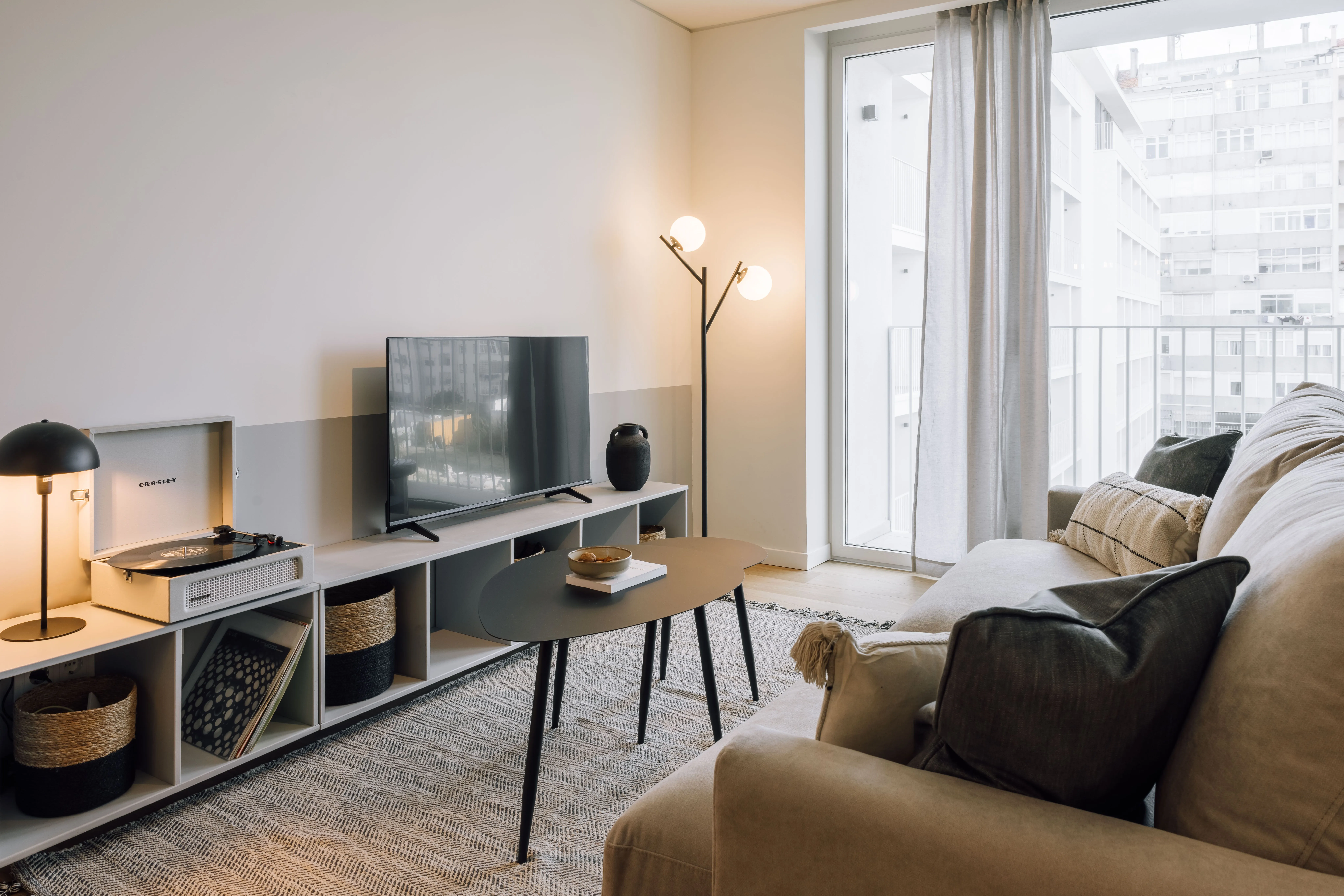 Distinctive Lisbon Flat With High-speed Fiber, Dual Monitors & Chef's Kitchen For Remote Work #3