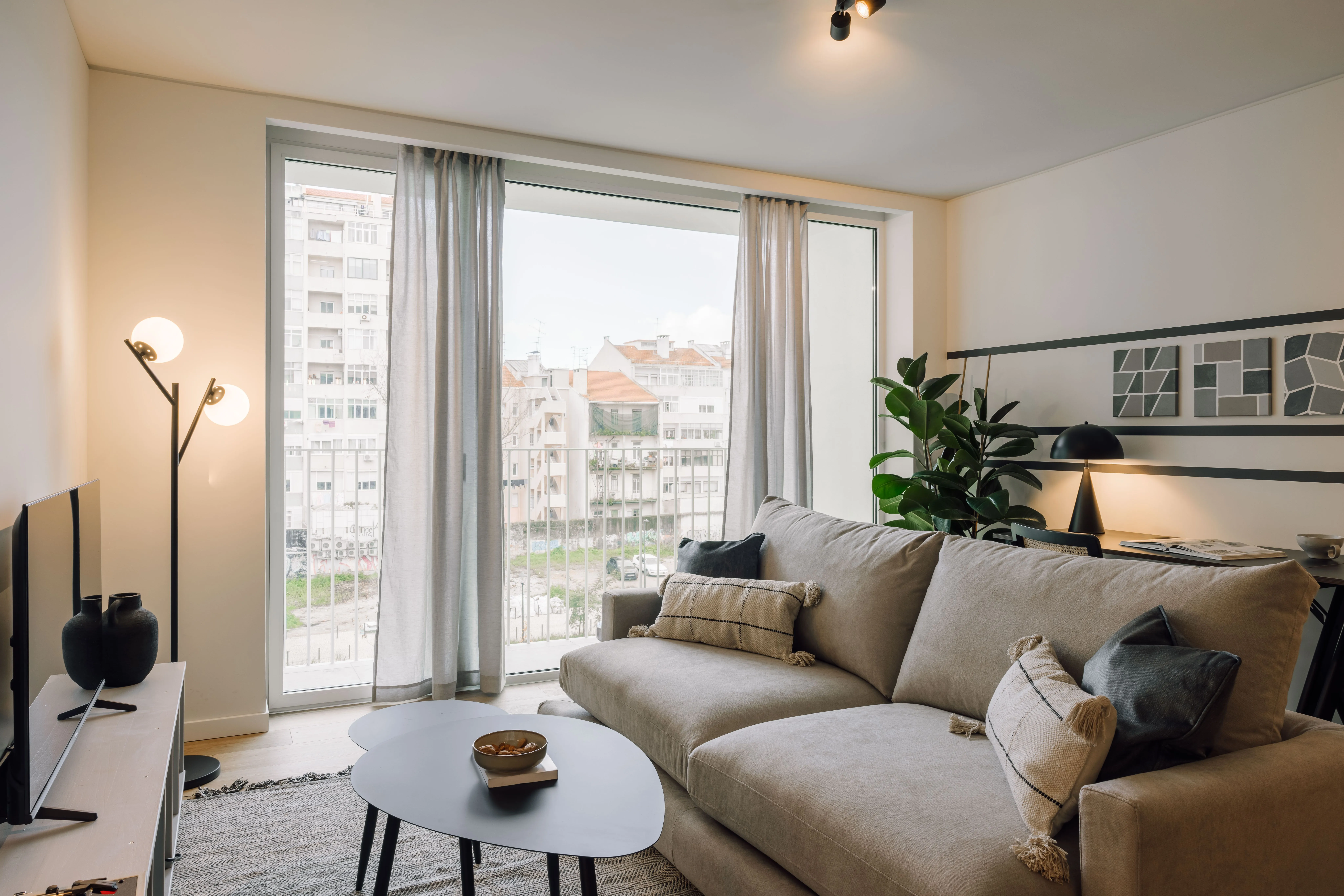 Distinctive Lisbon Flat With High-speed Fiber, Dual Monitors & Chef's Kitchen For Remote Work #4