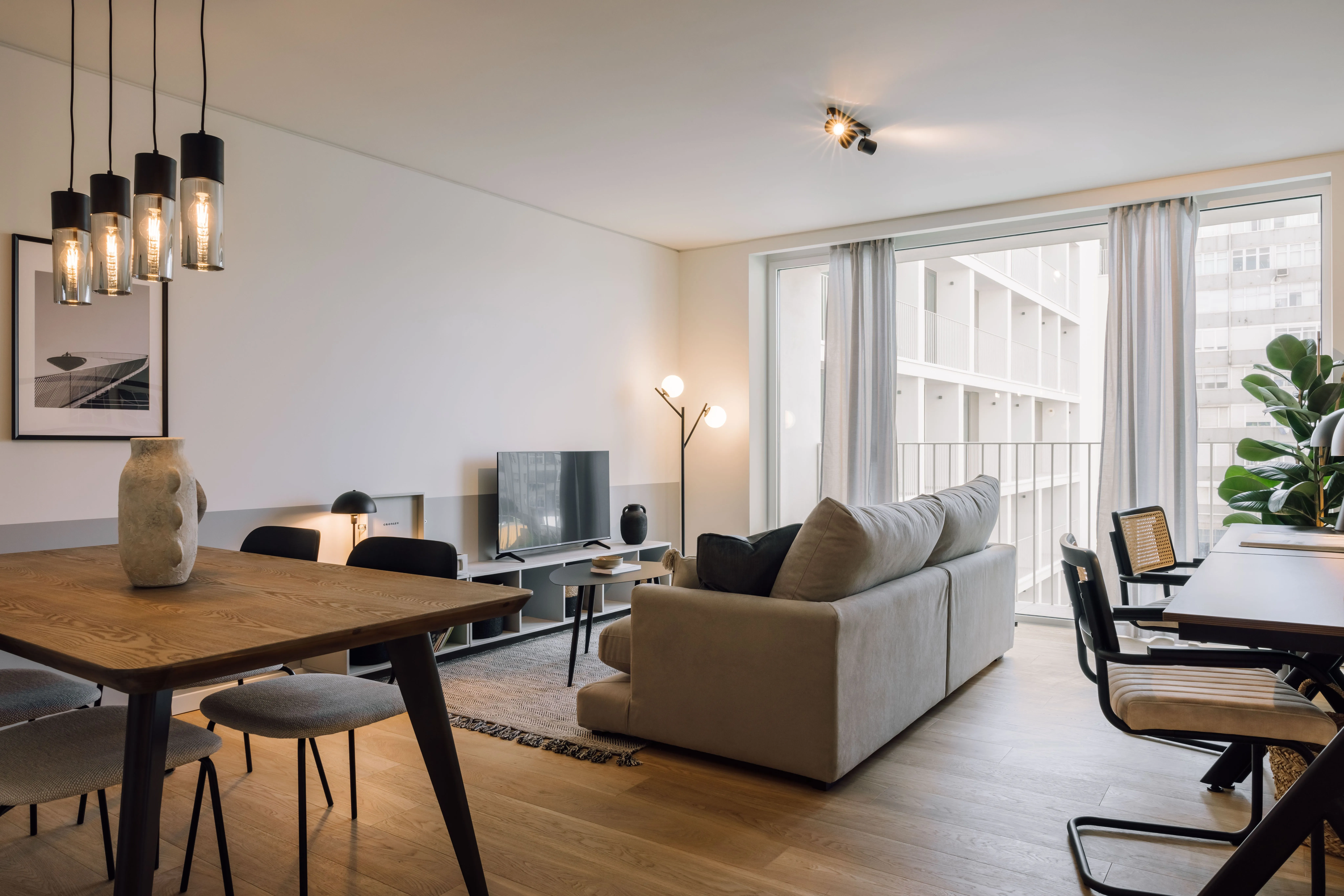 Distinctive Lisbon Flat With High-speed Fiber, Dual Monitors & Chef's Kitchen For Remote Work #2