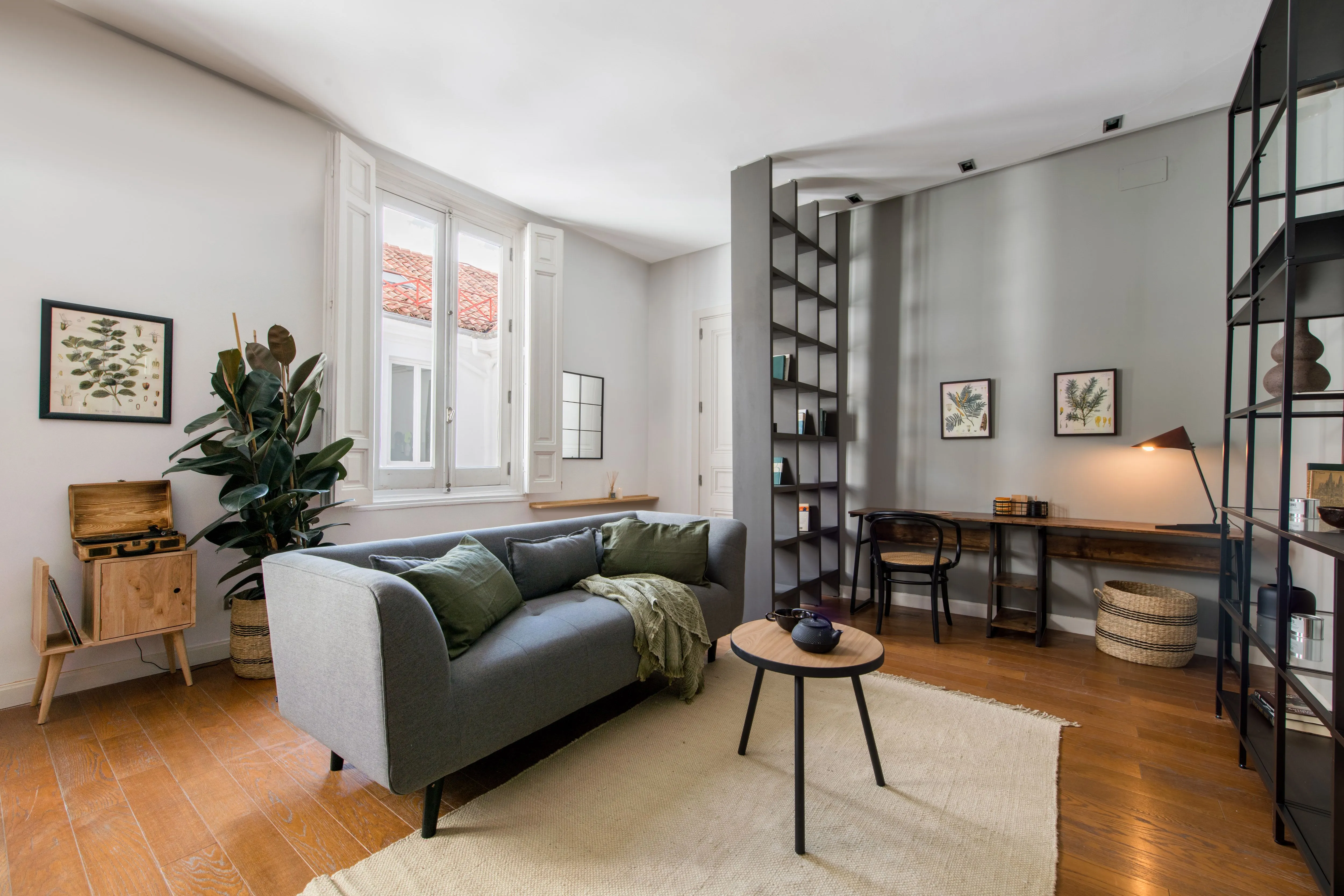 Stylish Madrid Flat With Ultra-fast Wifi, Dual Monitors & Pro Home Office Setup #4
