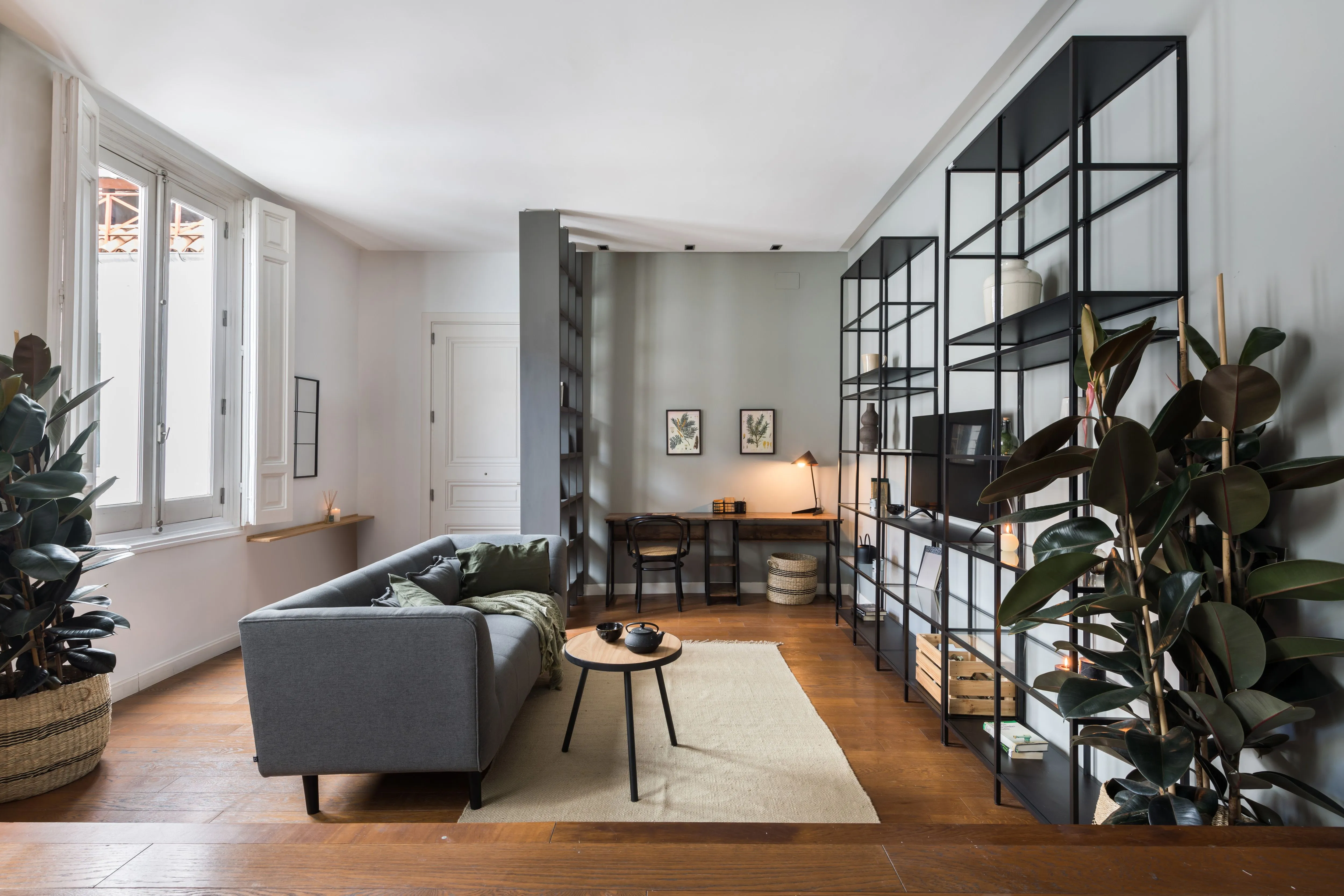 Stylish Madrid Flat With Ultra-fast Wifi, Dual Monitors & Pro Home Office Setup #3