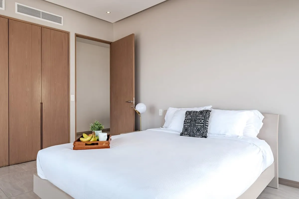 Elegant 1-bedroom Apartment With Dedicated Home Office In Downtown City Center
