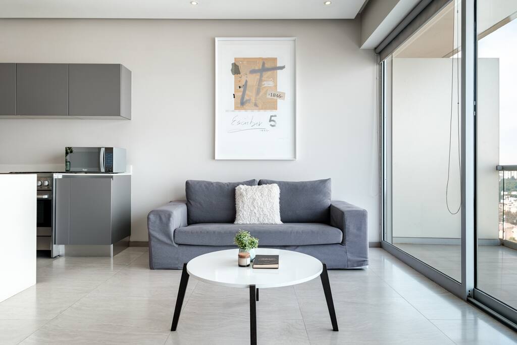 Upscale 1-bedroom Flat With Dedicated Home Office In Downtown Urban Center #2